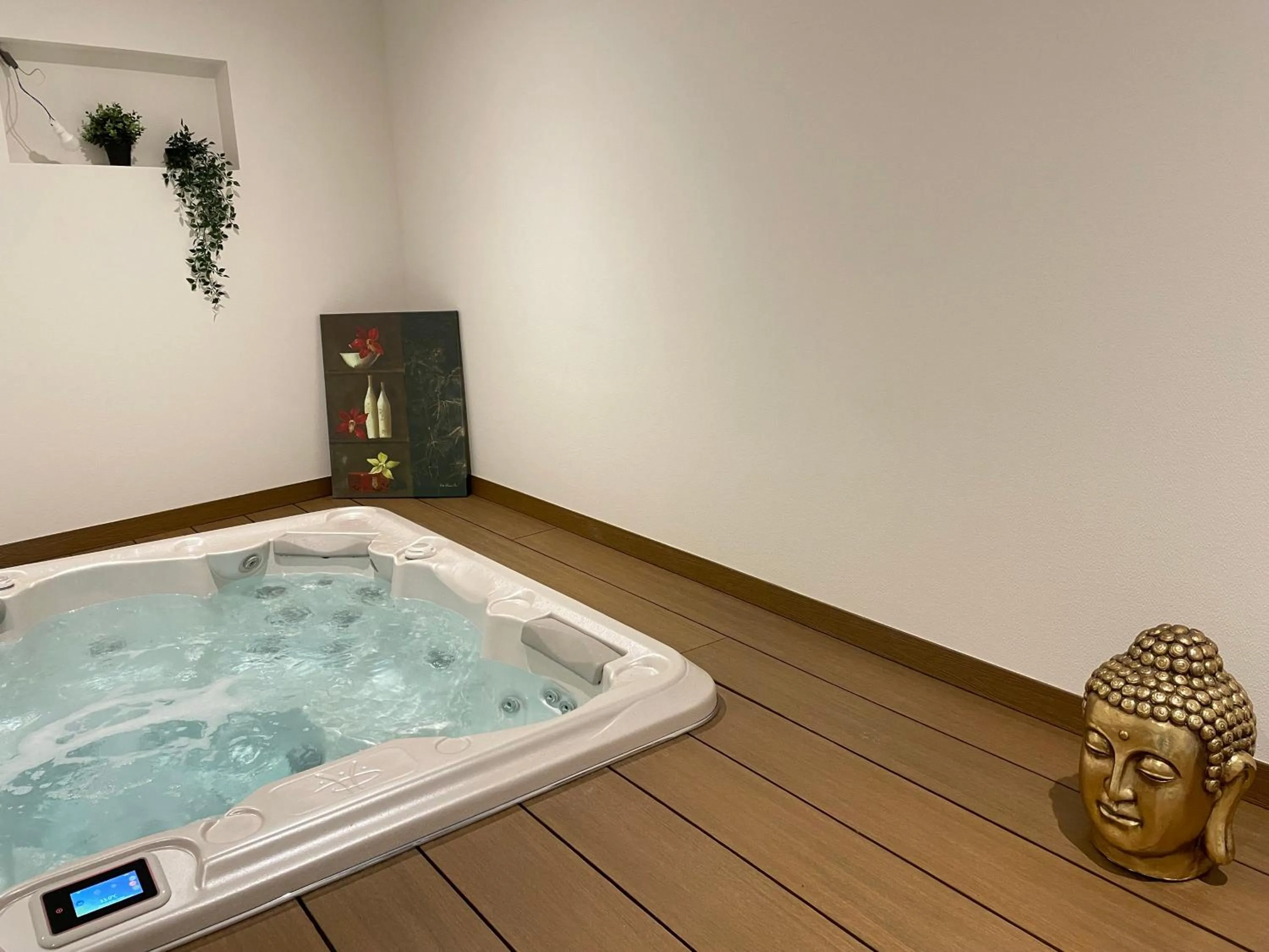 Hot Tub in Logis HOTEL DU PARC