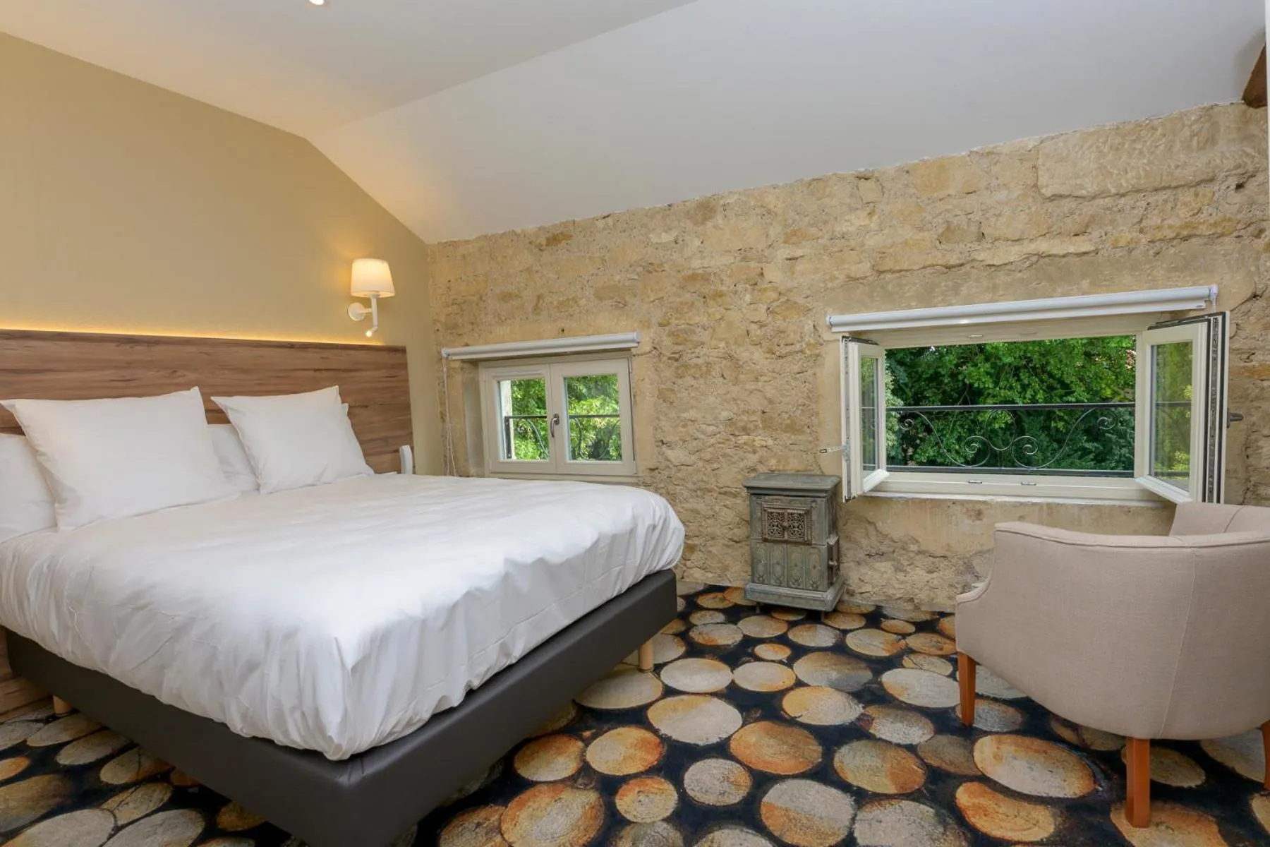 Garden view, Bed in Logis HOTEL DU PARC