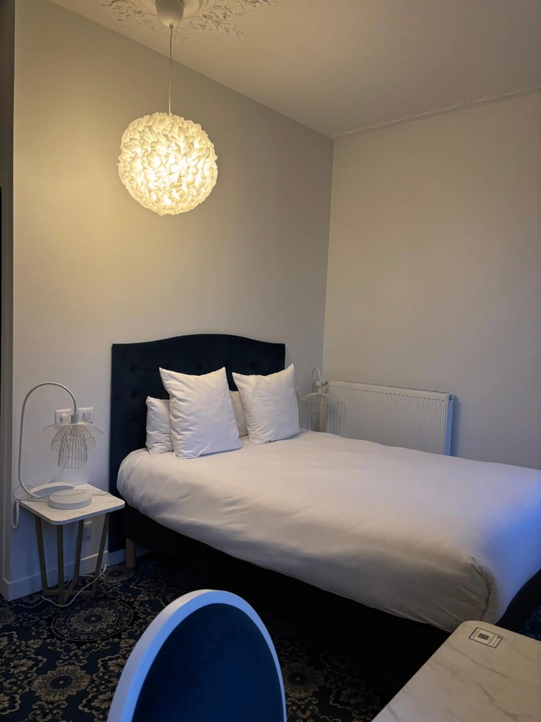 Bed in Logis HOTEL DU PARC