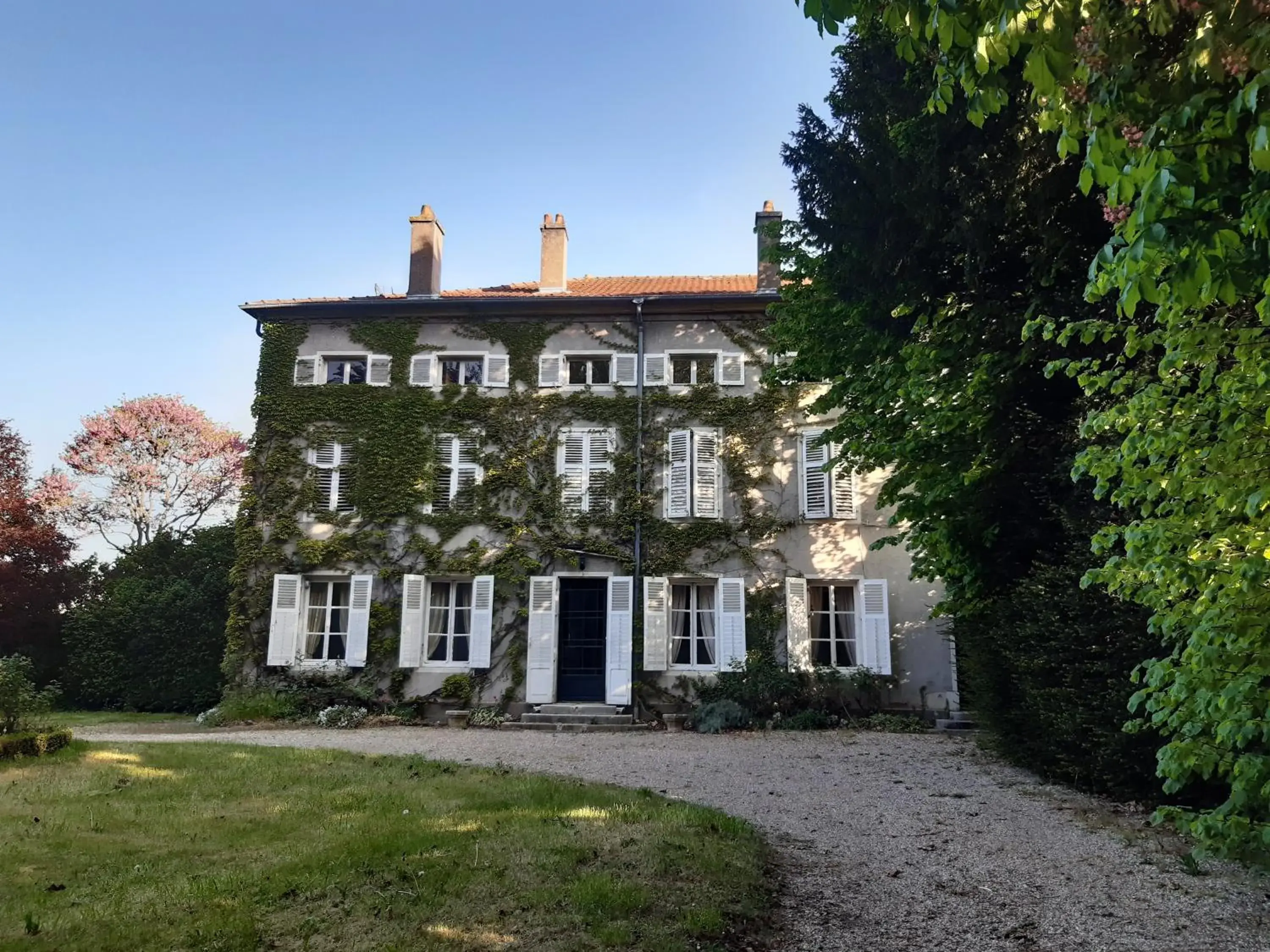 Property building in Logis HOTEL DU PARC Property building in Logis HOTEL DU PARC