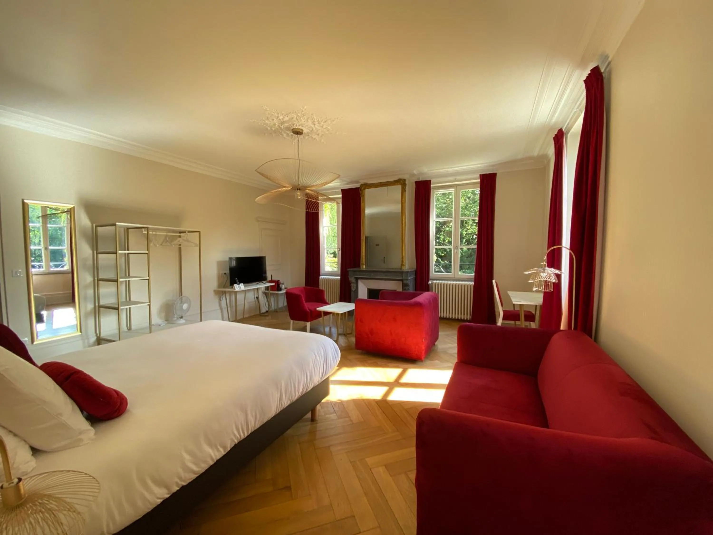 Photo of the whole room, Bed in Logis HOTEL DU PARC