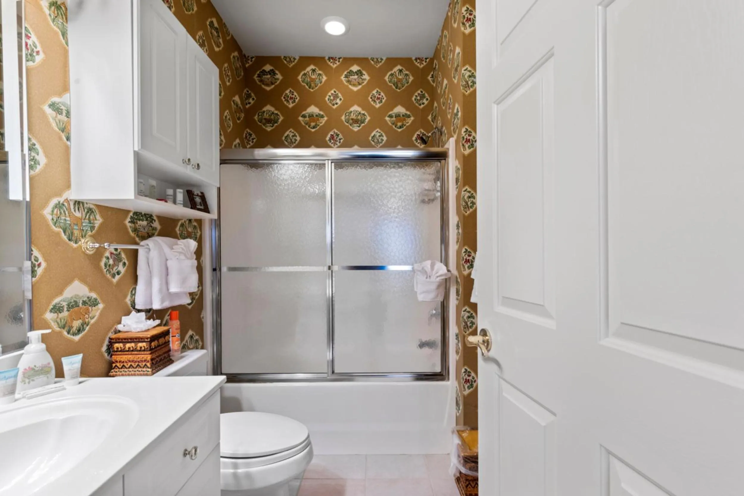 Bathroom in Stunning 3BR Condo near Myrtlewood Golf Resort and Beach