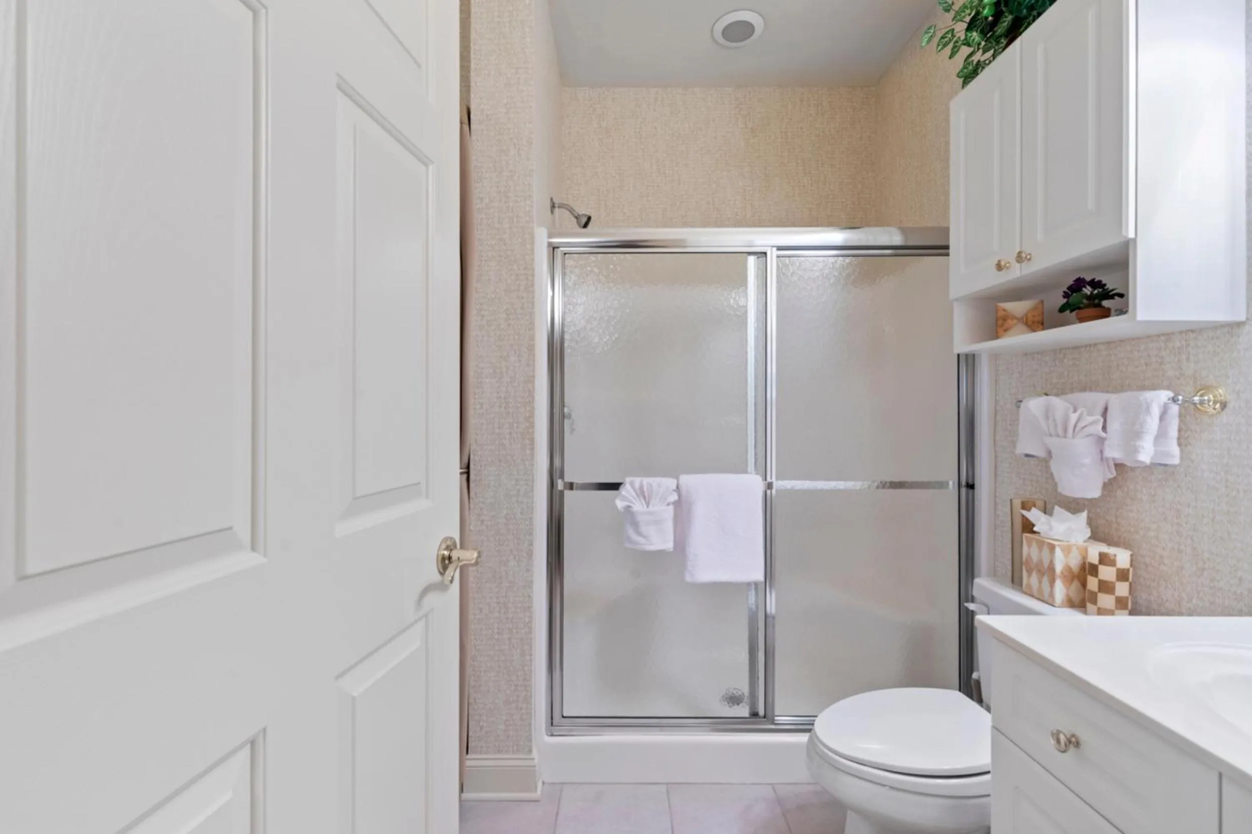 Bathroom in Stunning 3BR Condo near Myrtlewood Golf Resort and Beach