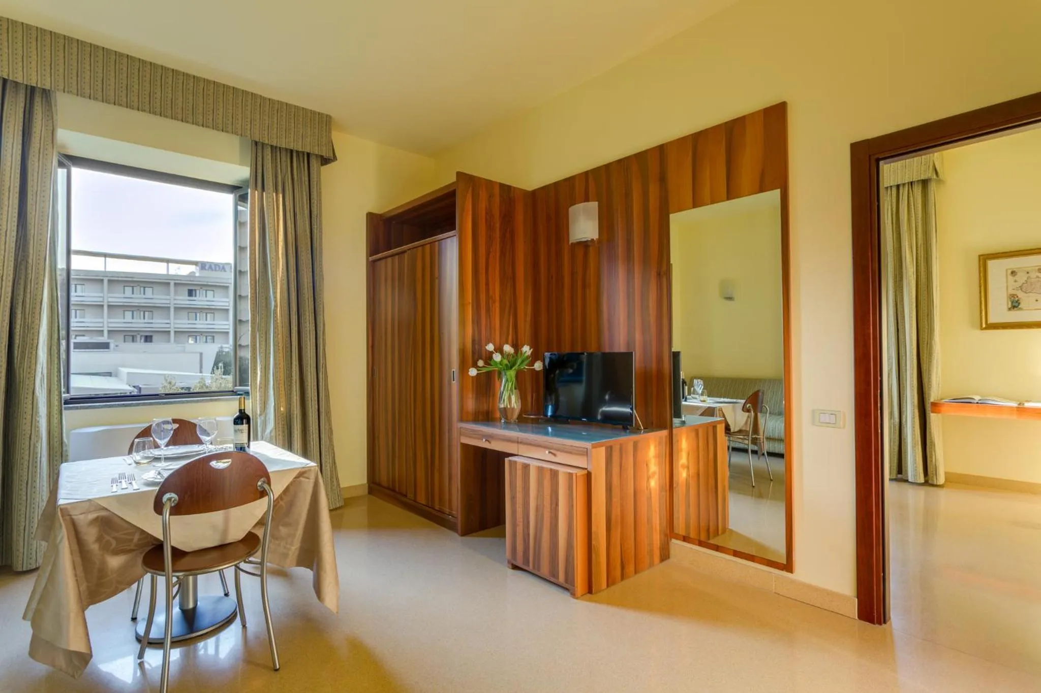 Photo of the whole room in Rada Siri