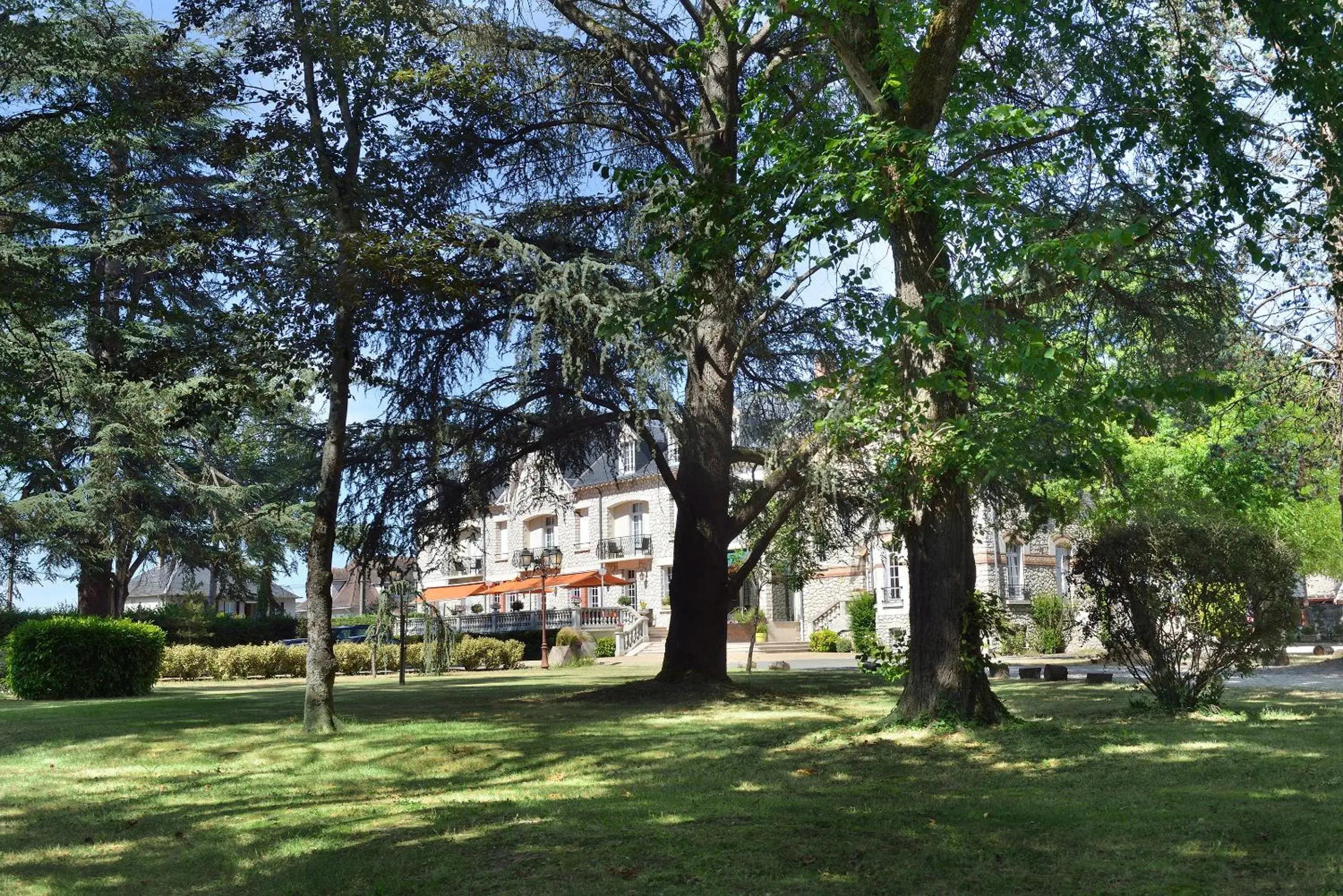 Property building in Logis Hôtel Restaurant Le Parc Property building in Logis Hôtel Restaurant Le Parc