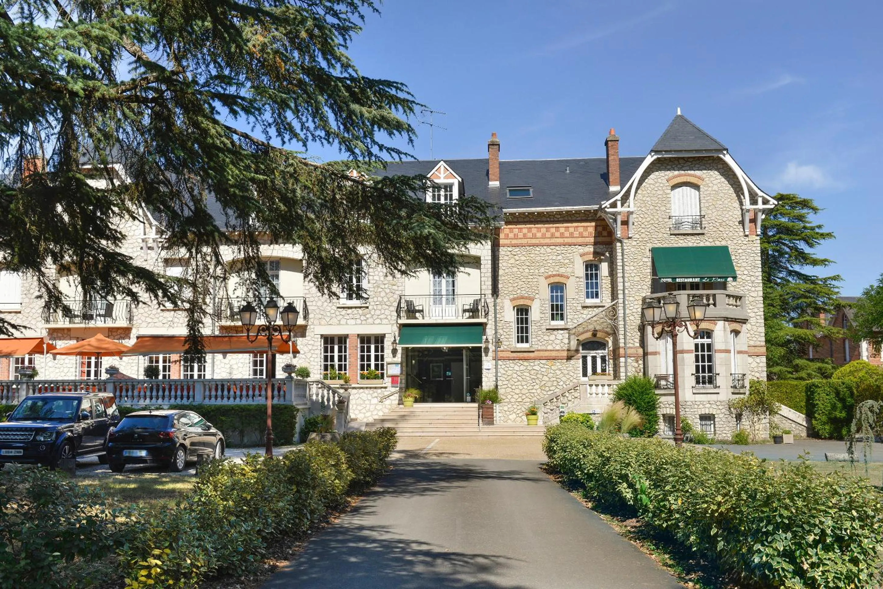 Property building in Logis Hôtel Restaurant Le Parc