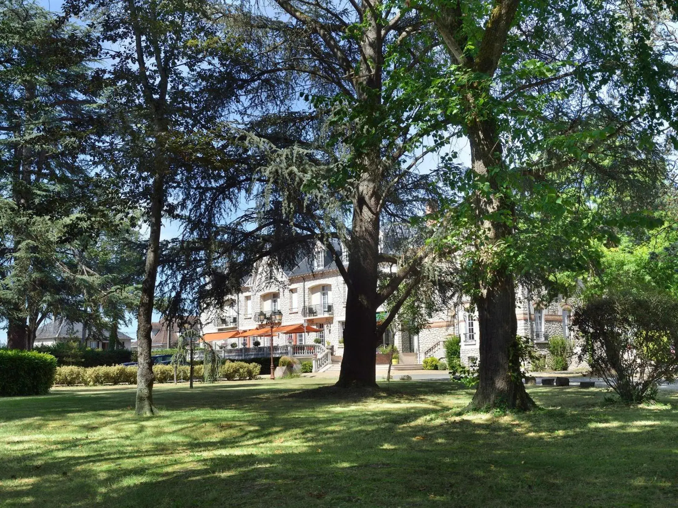Garden in Logis Hôtel Restaurant Le Parc Garden in Logis Hôtel Restaurant Le Parc
