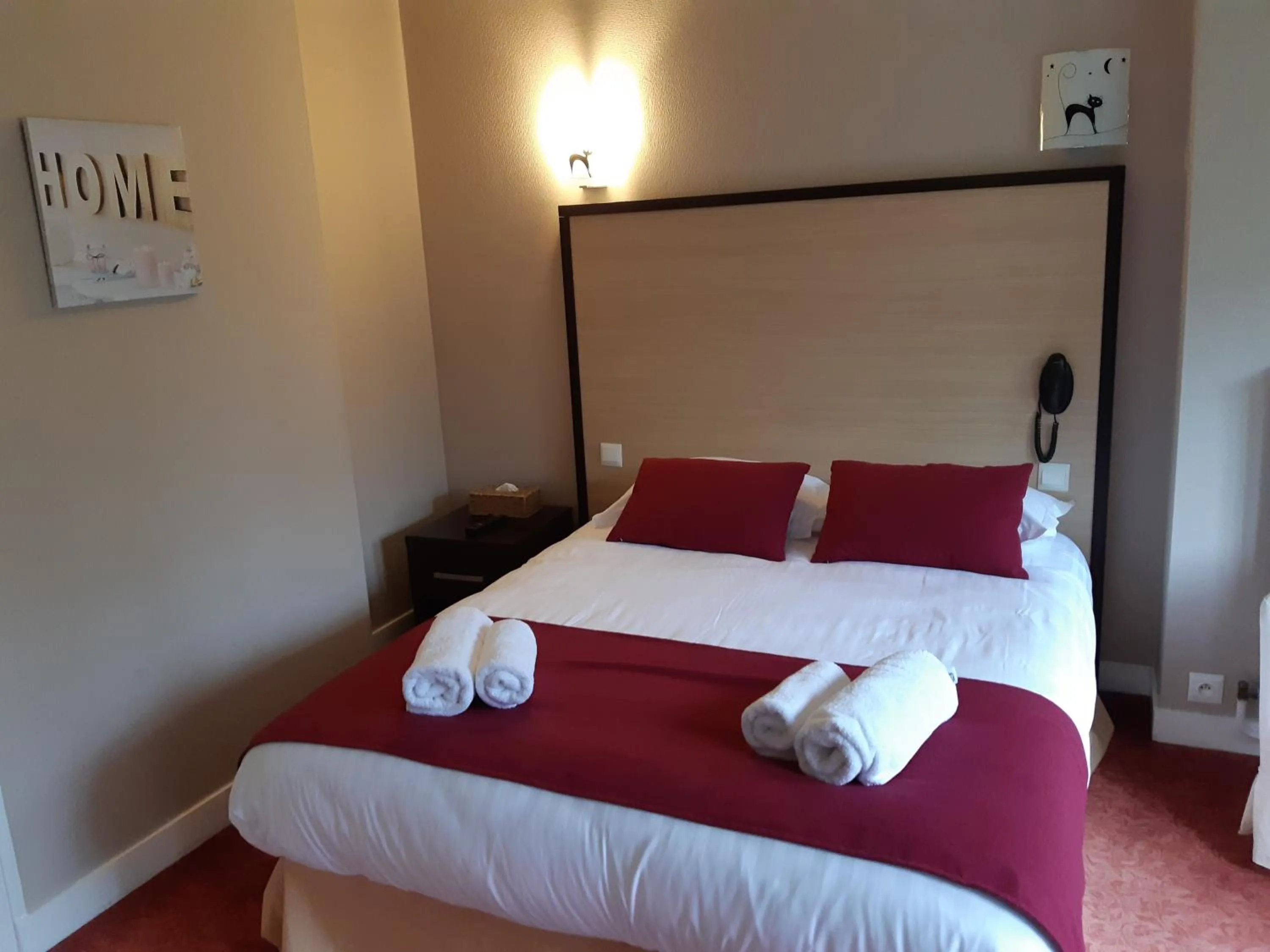 Bed in Logis Hôtel Restaurant Le Parc