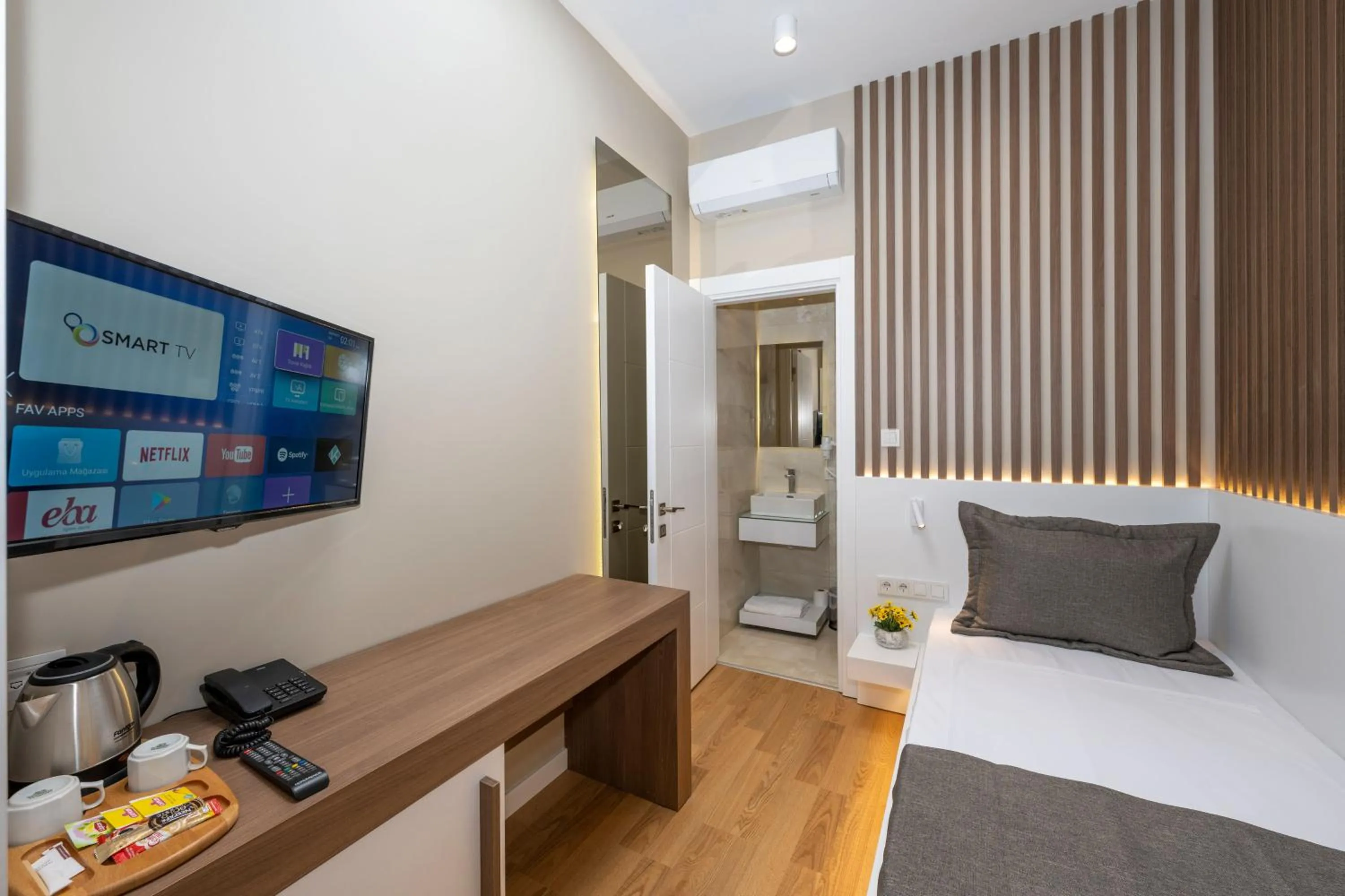 Kitchen or kitchenette, Bed in Hotel Grand İstanbul