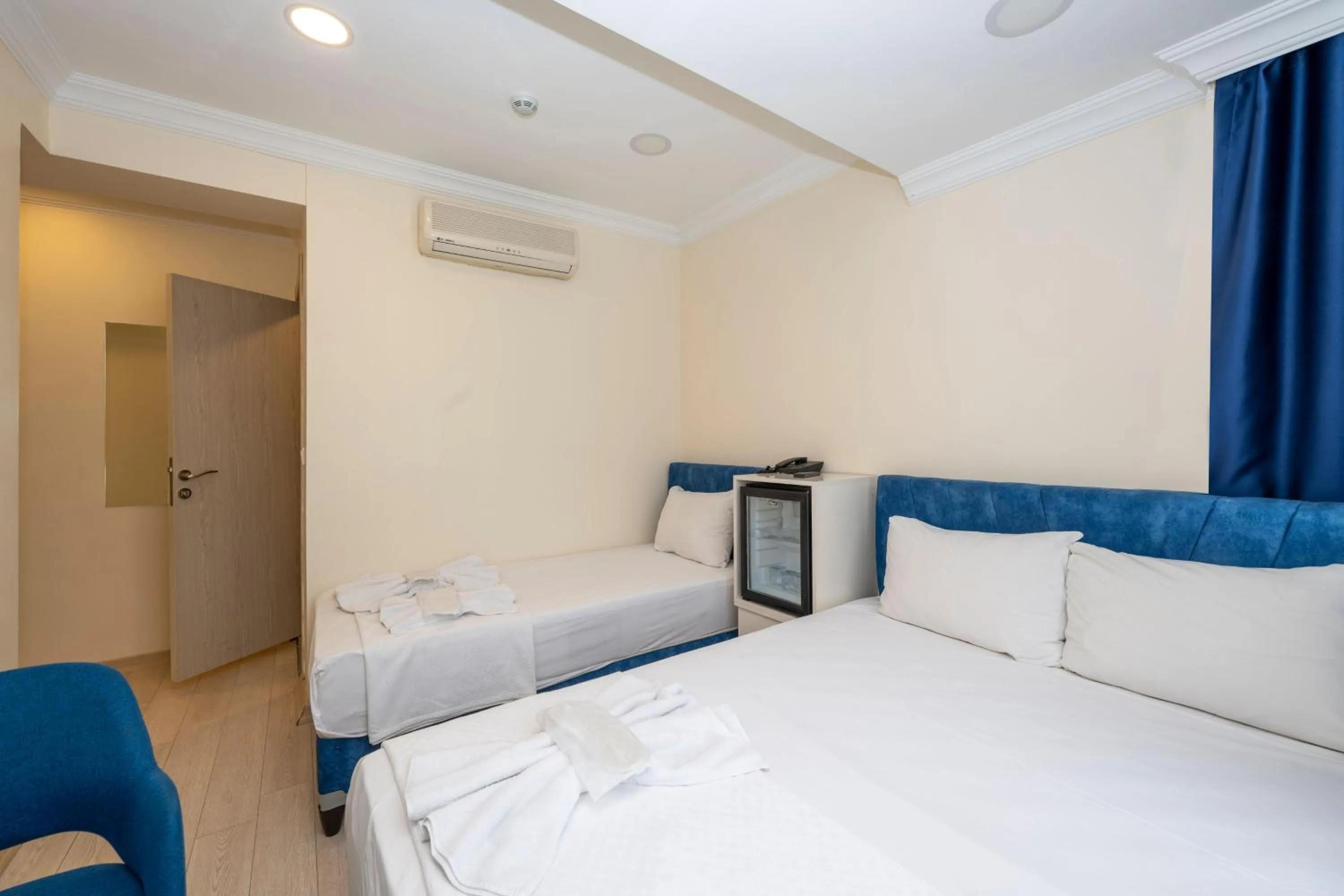 Photo of the whole room, Bed in Hotel Grand İstanbul