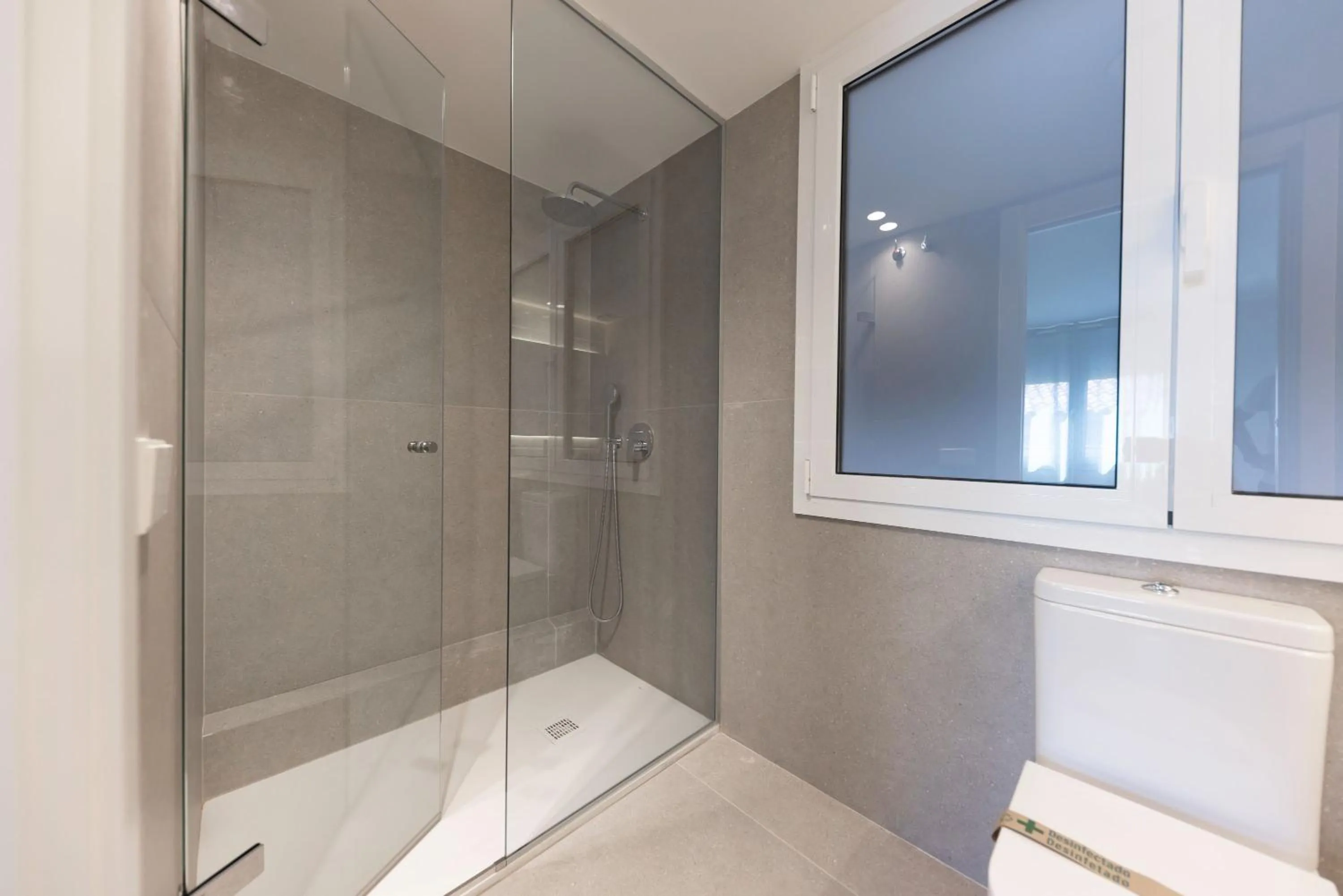 Shower in Bravissimo Falcó, 3 bedrooms and balcony