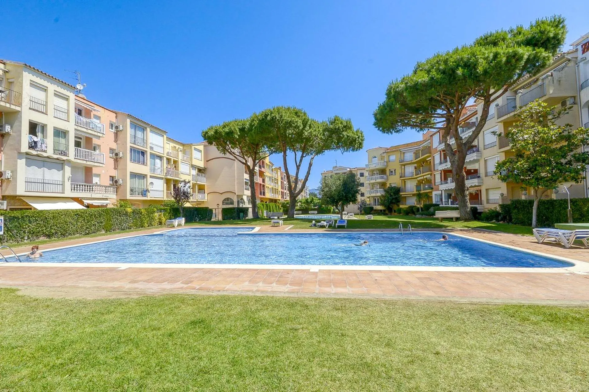 Swimming pool in Gran Reserva Mar 27 Empuriabrava - Immo Barneda