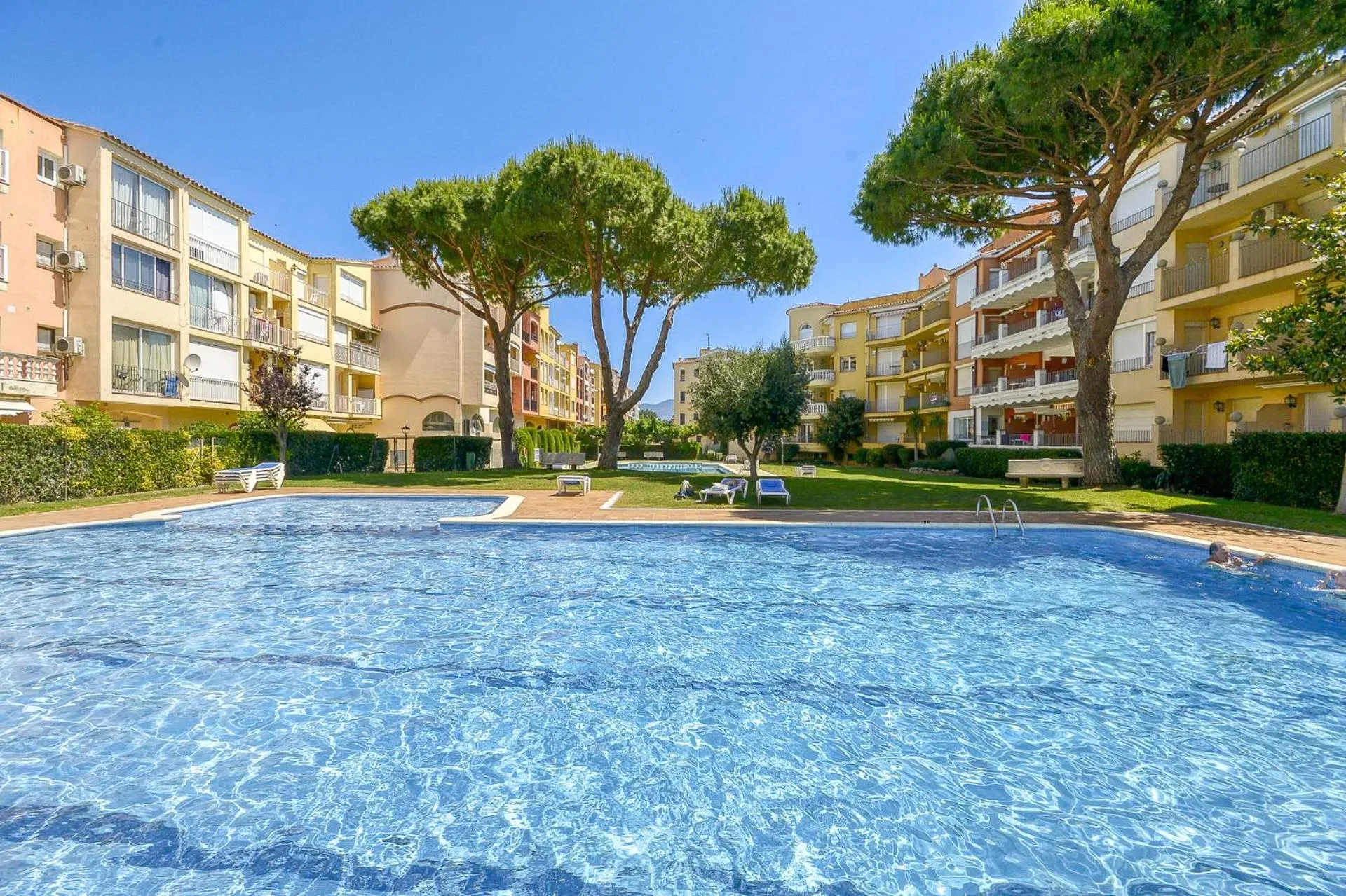 Swimming pool in Gran Reserva Mar 27 Empuriabrava - Immo Barneda