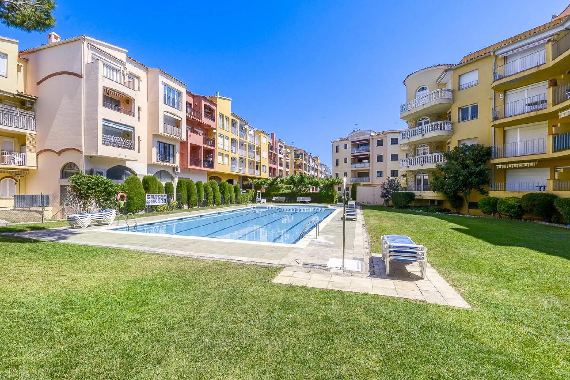 Swimming pool in Gran Reserva Mar 27 Empuriabrava - Immo Barneda