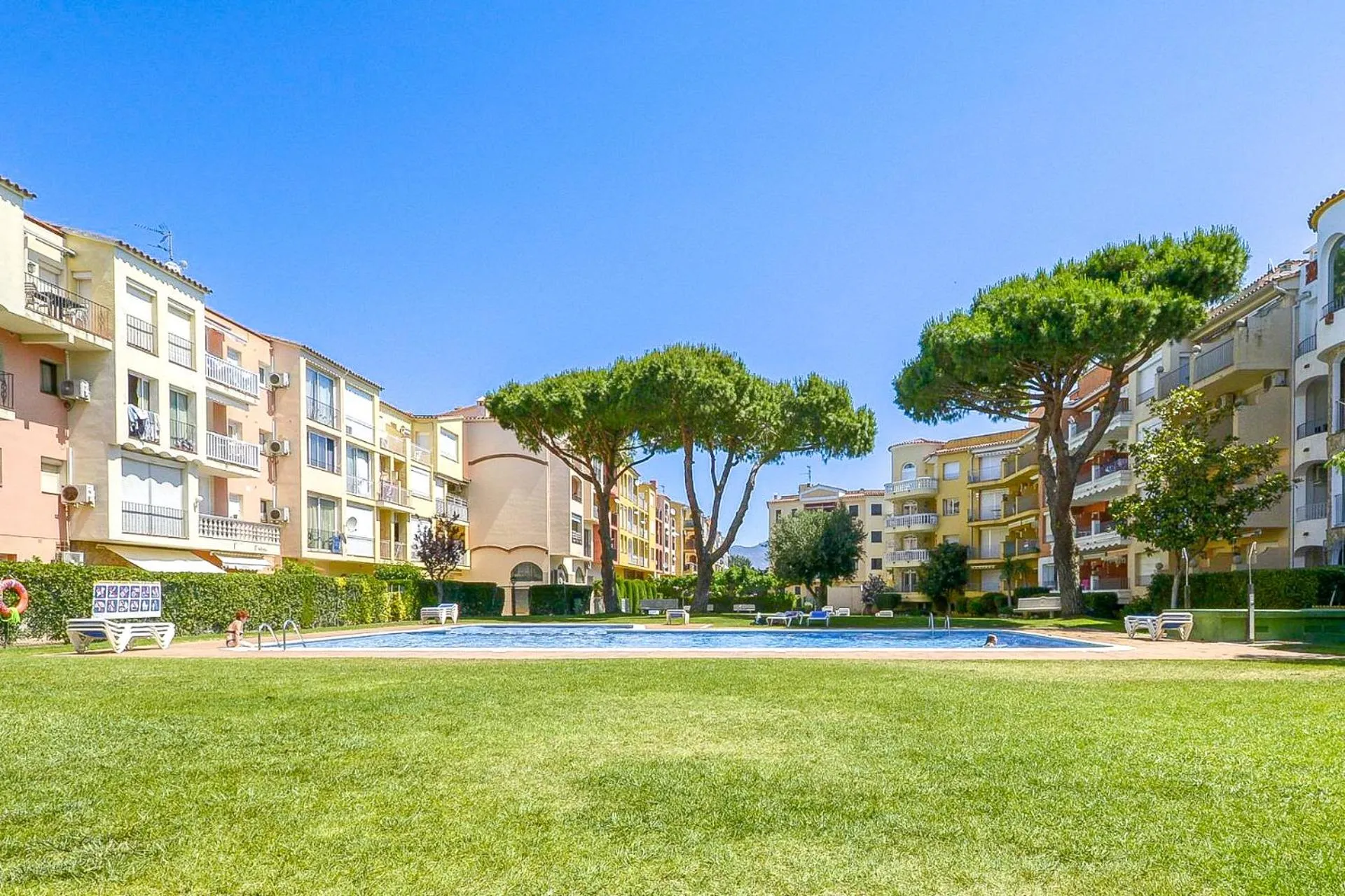 Swimming pool in Gran Reserva Mar 27 Empuriabrava - Immo Barneda