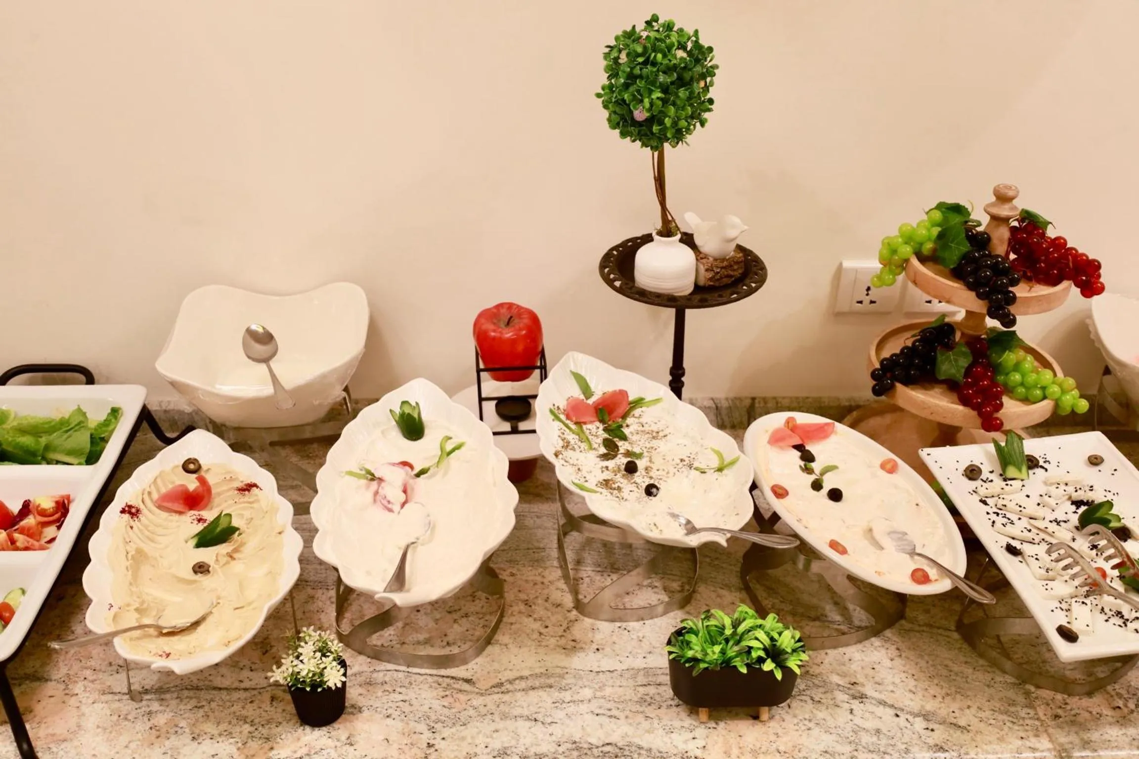 Restaurant/places to eat in Luciana Hotel by FHM