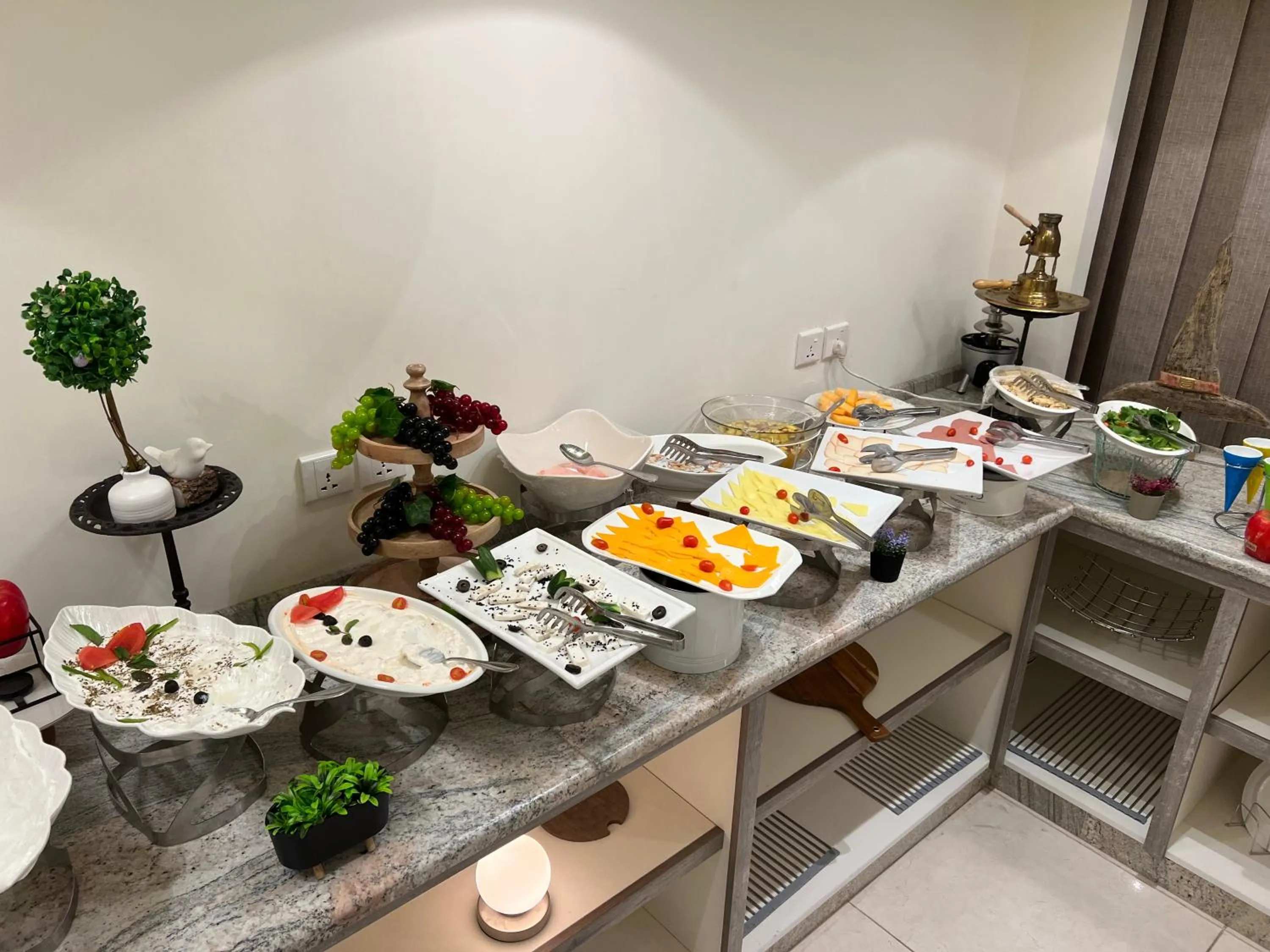 Restaurant/places to eat in Luciana Hotel by FHM