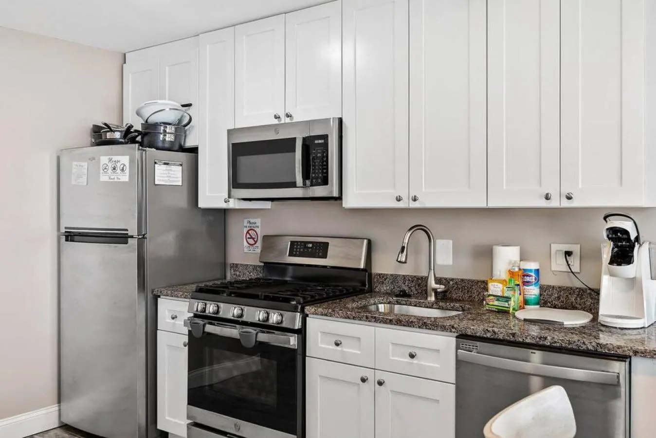Kitchen or kitchenette in Radiant Beach Block Condo Parking Patio