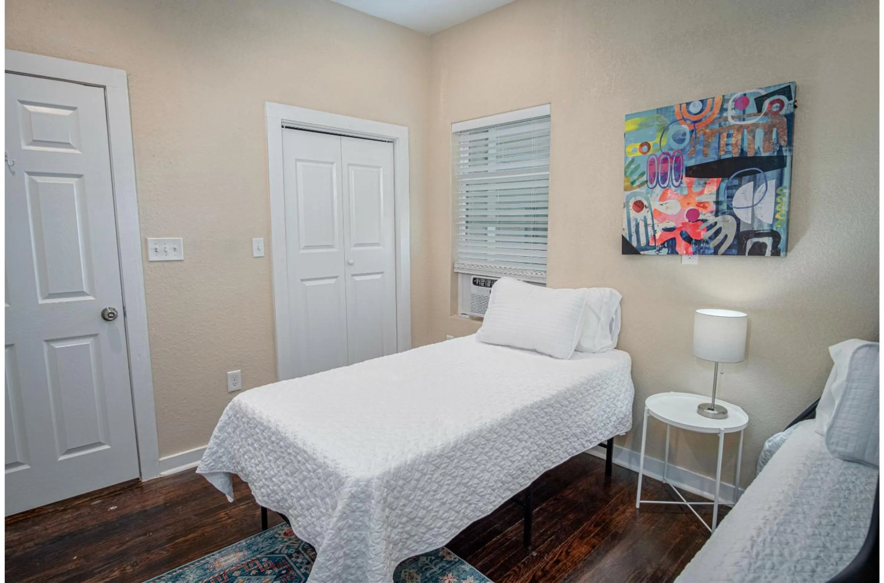 Bed in Fabulous Newly Renovated 2Br1Ba Near Downtown