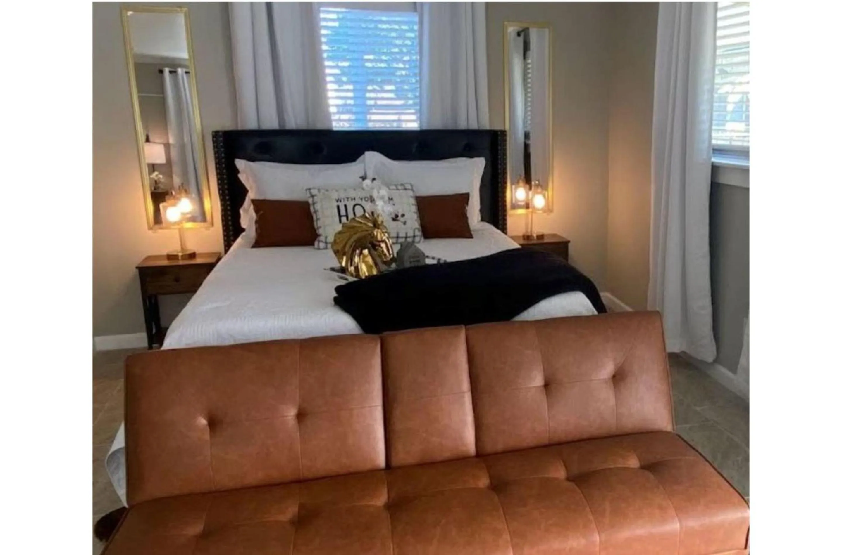 Bed in Stunning Cozy Downtown Guesthouse