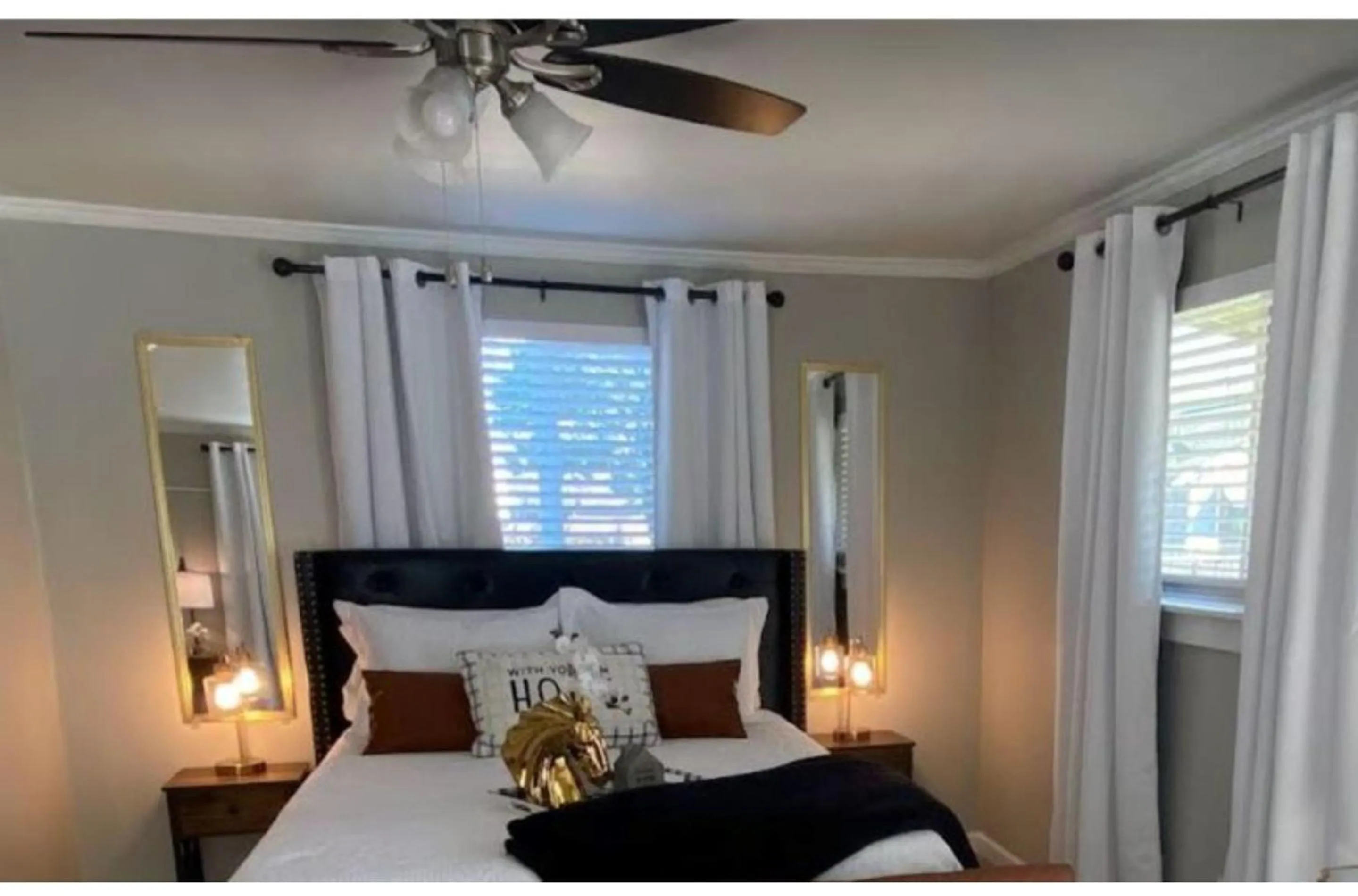 Bed in Stunning Cozy Downtown Guesthouse