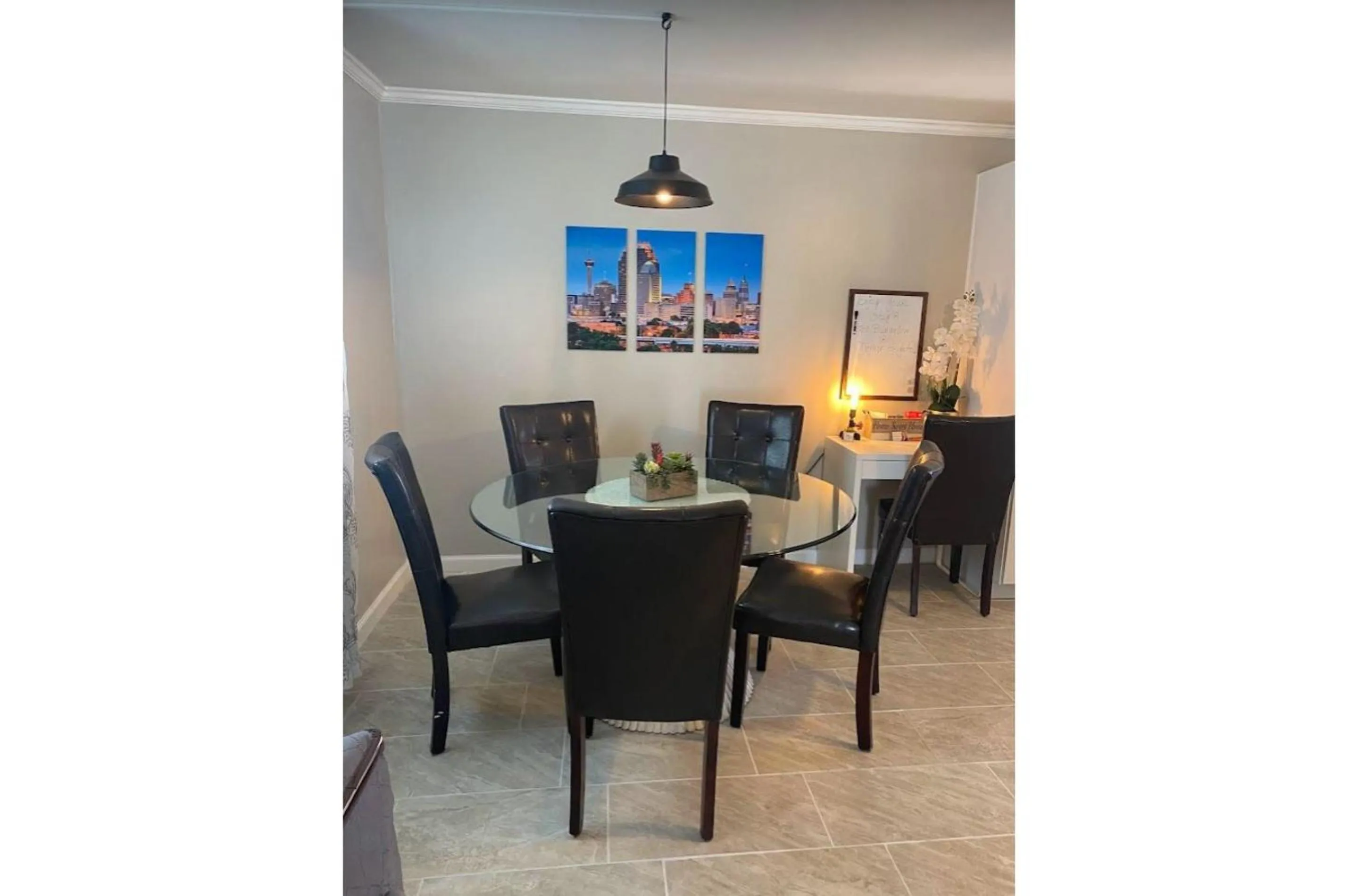 Dining area in Stunning Cozy Downtown Guesthouse