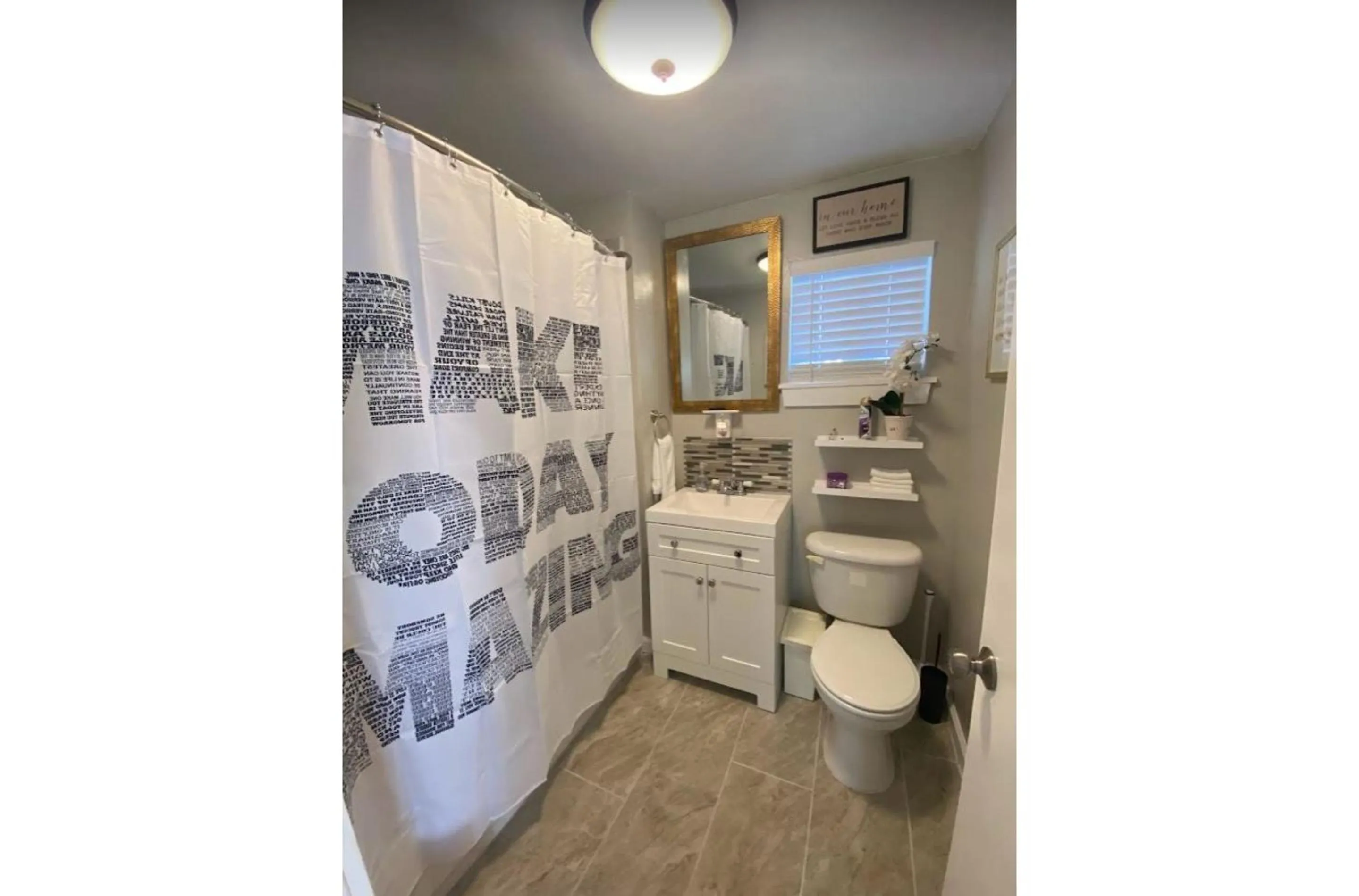 Bathroom in Stunning Cozy Downtown Guesthouse