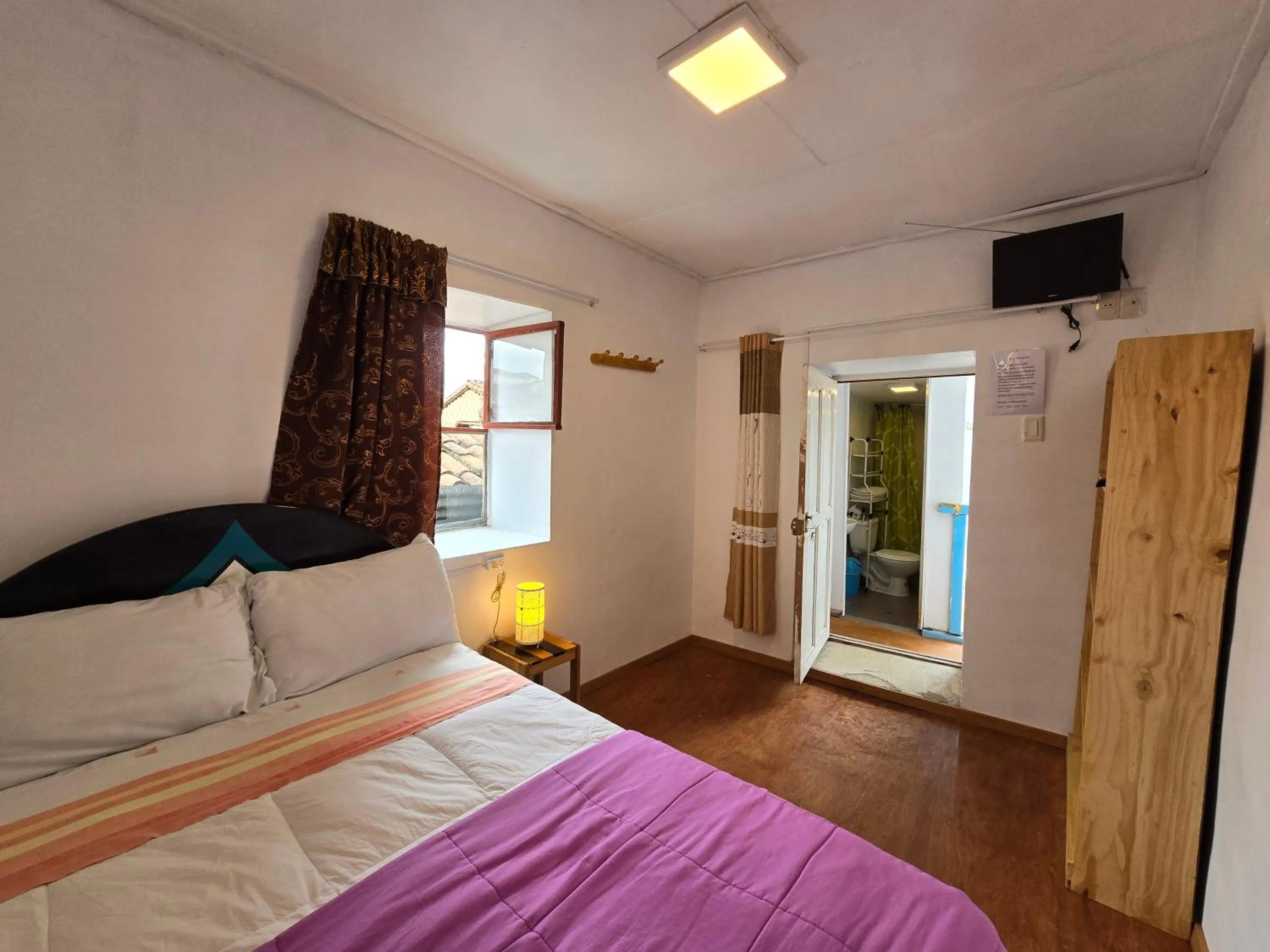 Communal lounge/ TV room, Bed in Barrio Inka B&B