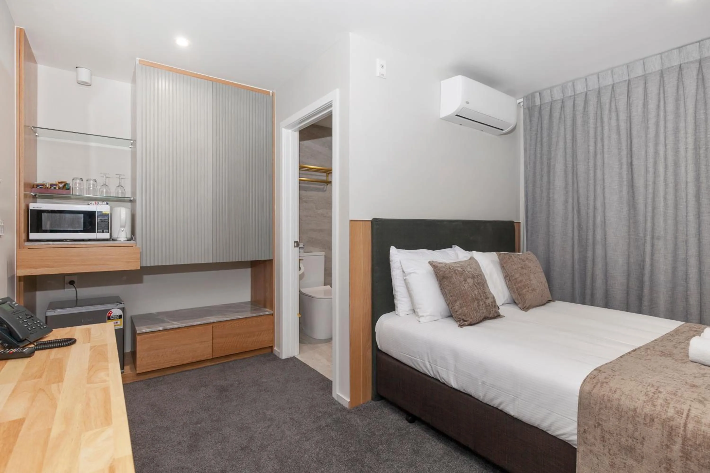 Photo of the whole room, Bed in Kolmar Inn