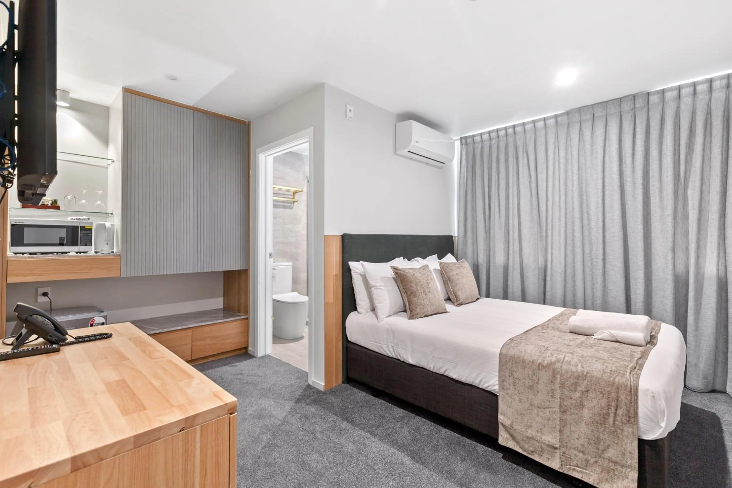 Photo of the whole room, Bed in Kolmar Inn