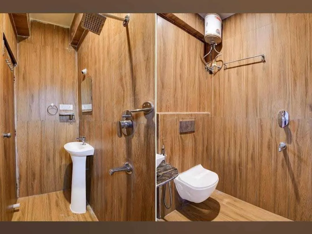 Bathroom in Super Collection O Raj Guest House Near Kolkata Airport
