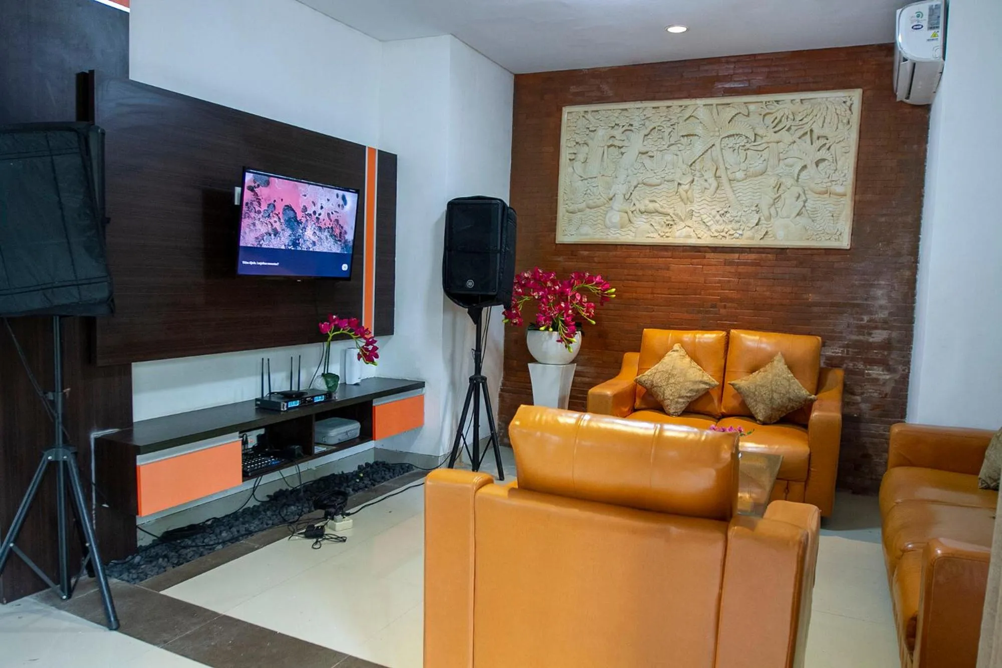 Communal lounge/ TV room in Kayangan Saba Villa