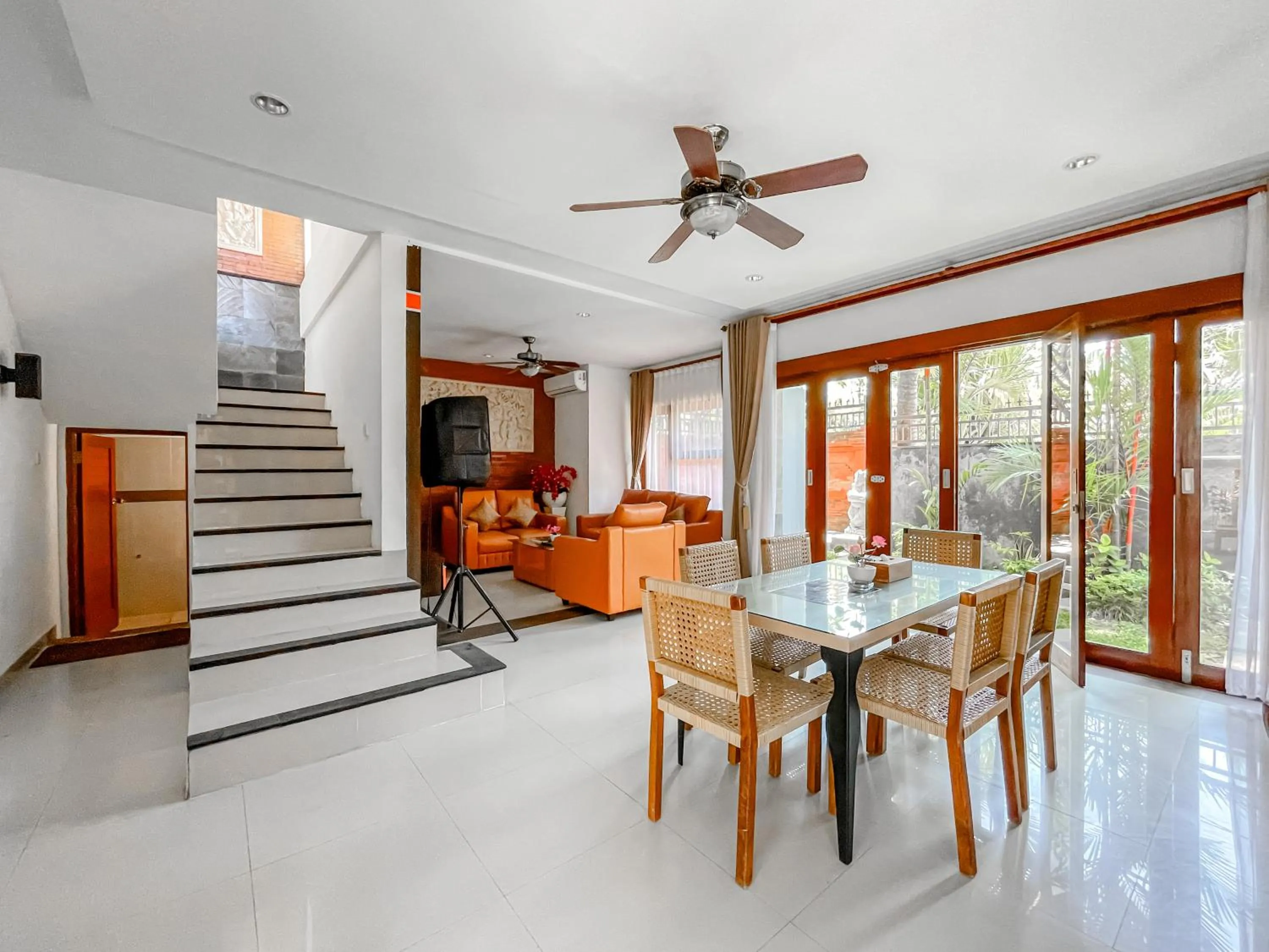 Communal lounge/ TV room in Kayangan Saba Villa