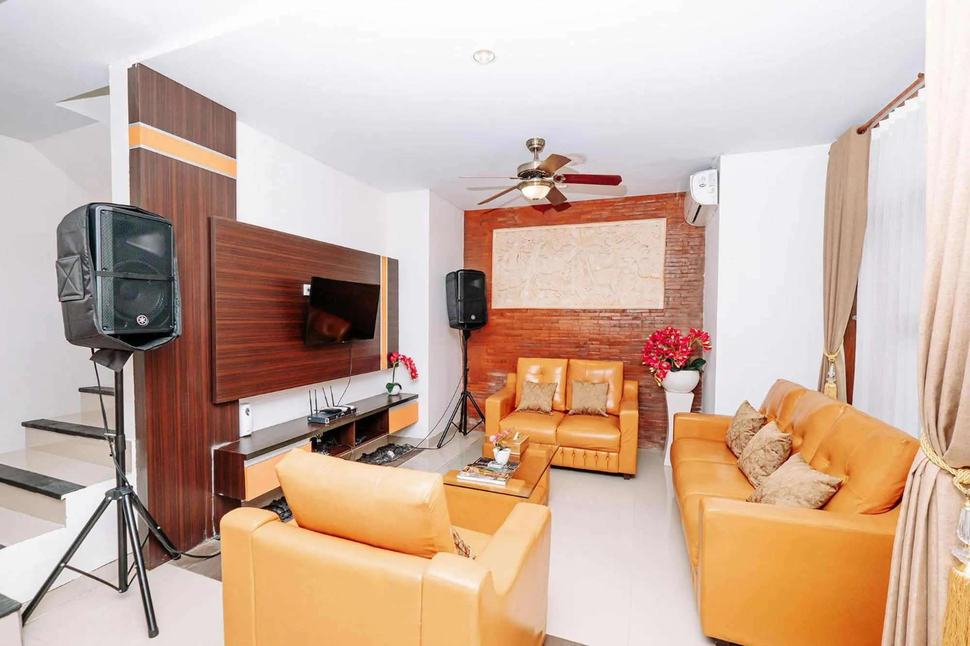 Communal lounge/ TV room in Kayangan Saba Villa