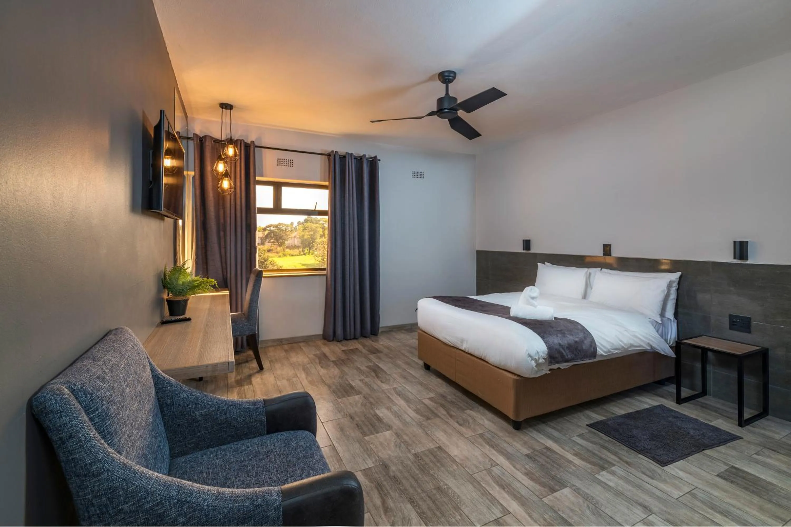 Photo of the whole room, Bed in N1 Hotel Rotten Row Harare