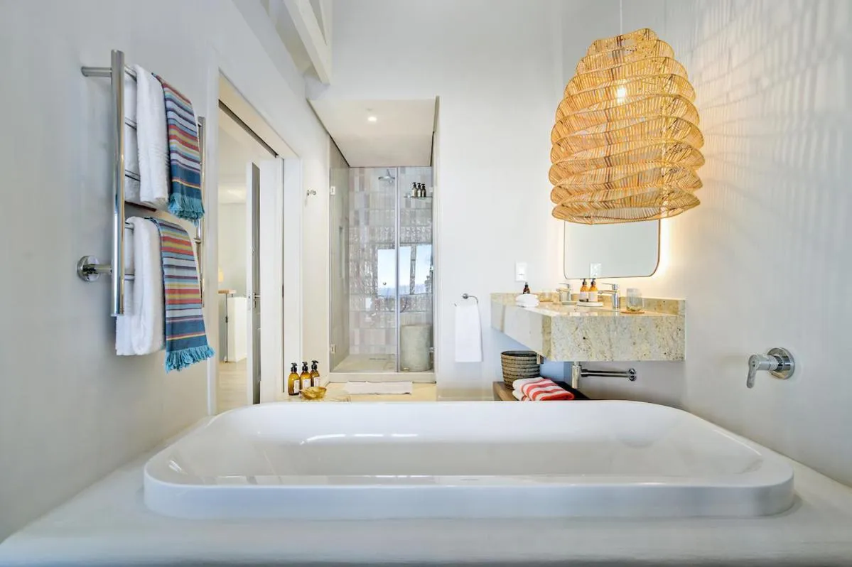 Shower, Bed in Sala Beach House