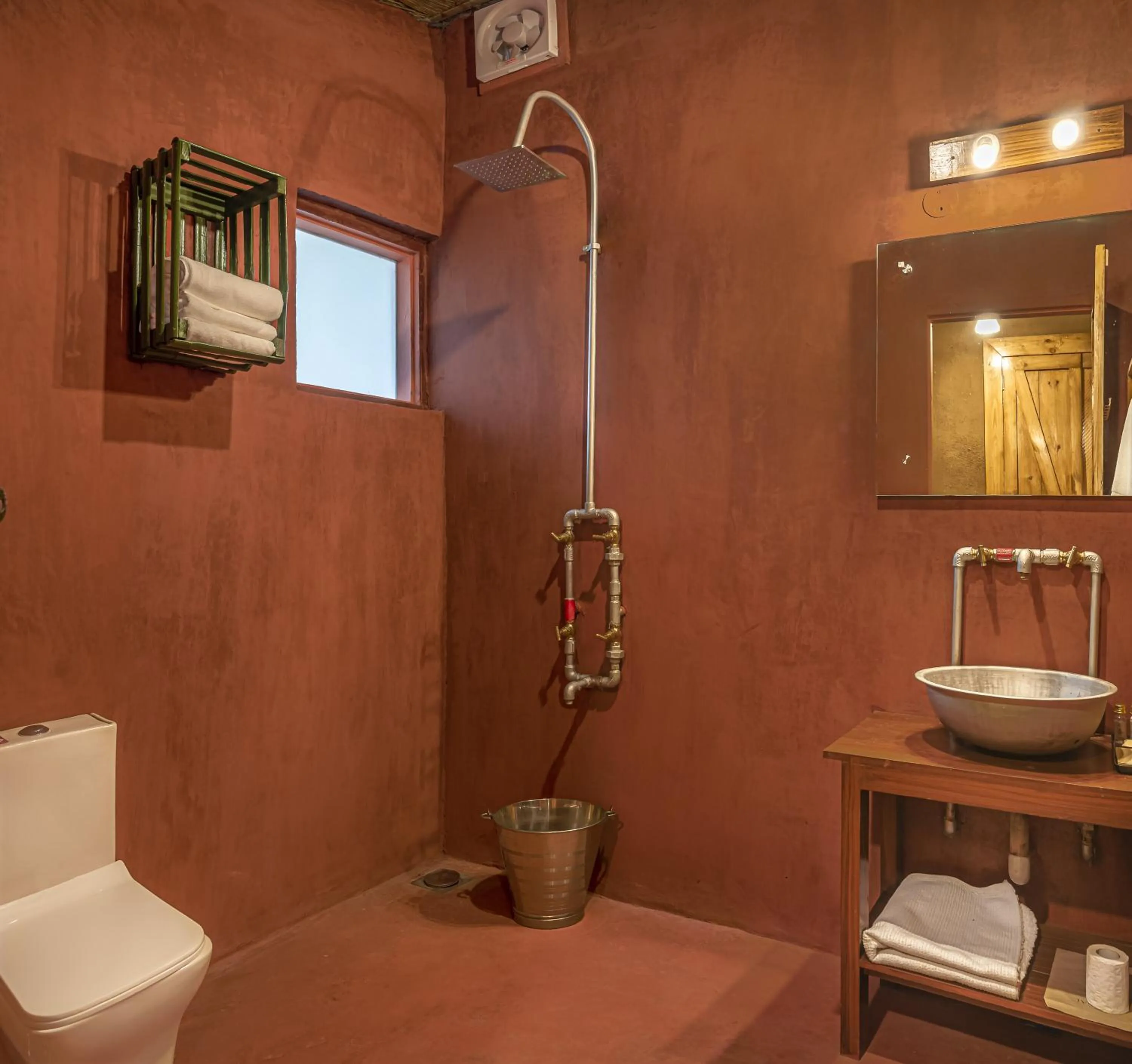 Bathroom in A Kasauli Ggaon by Echor