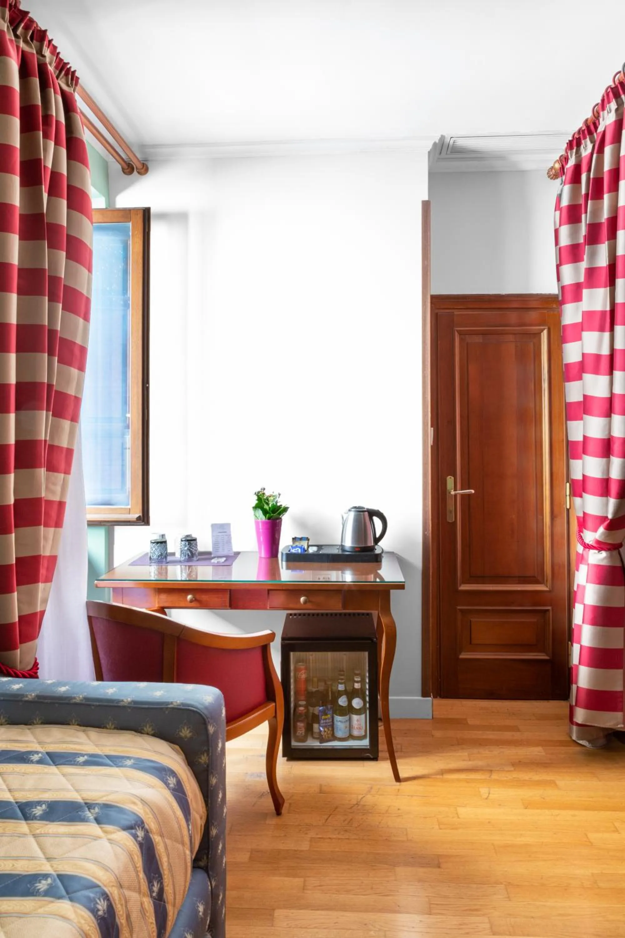 Coffee/tea facilities, Bed in Hotel Piazza Di Spagna