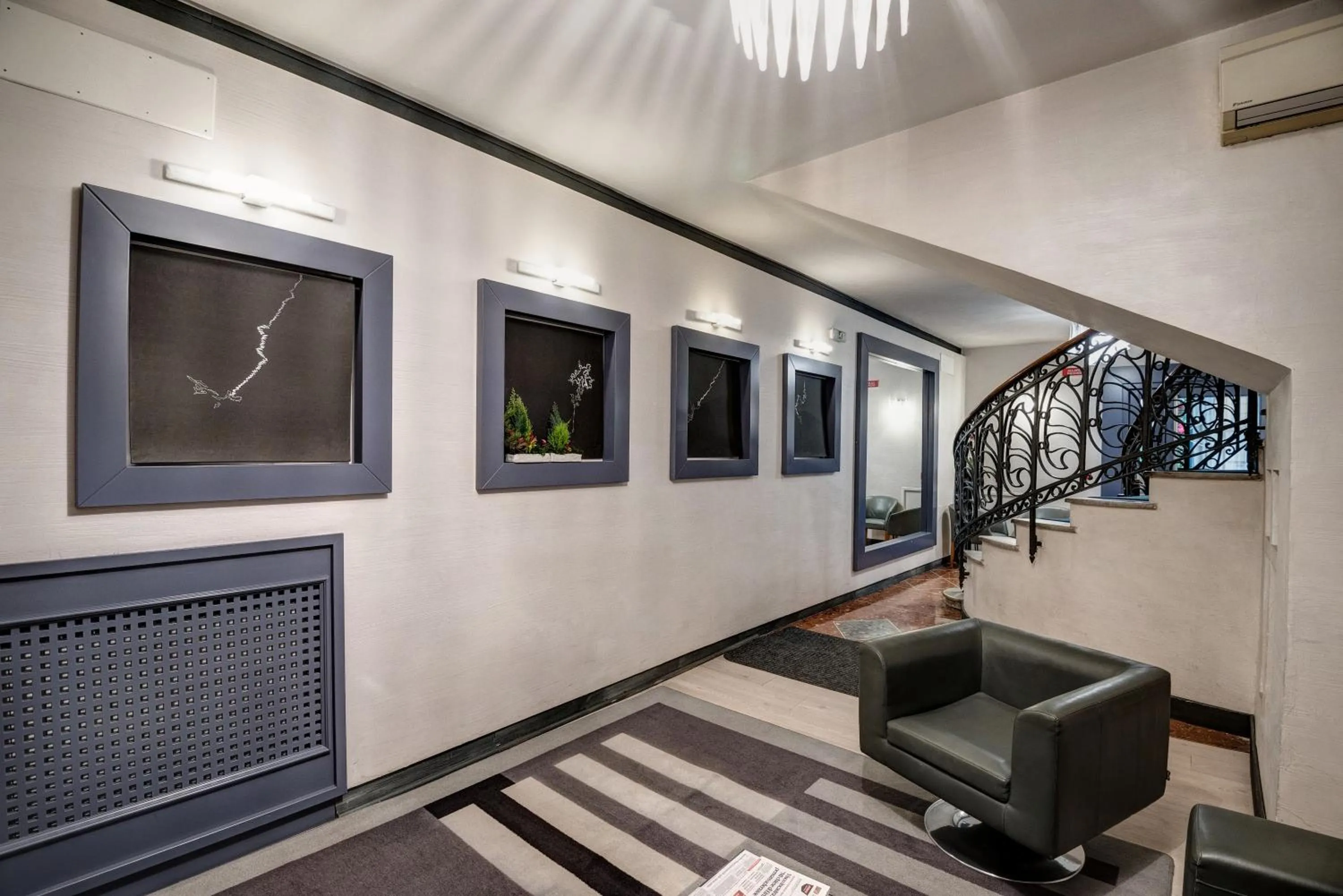 Communal lounge/ TV room in Hotel Piazza Di Spagna