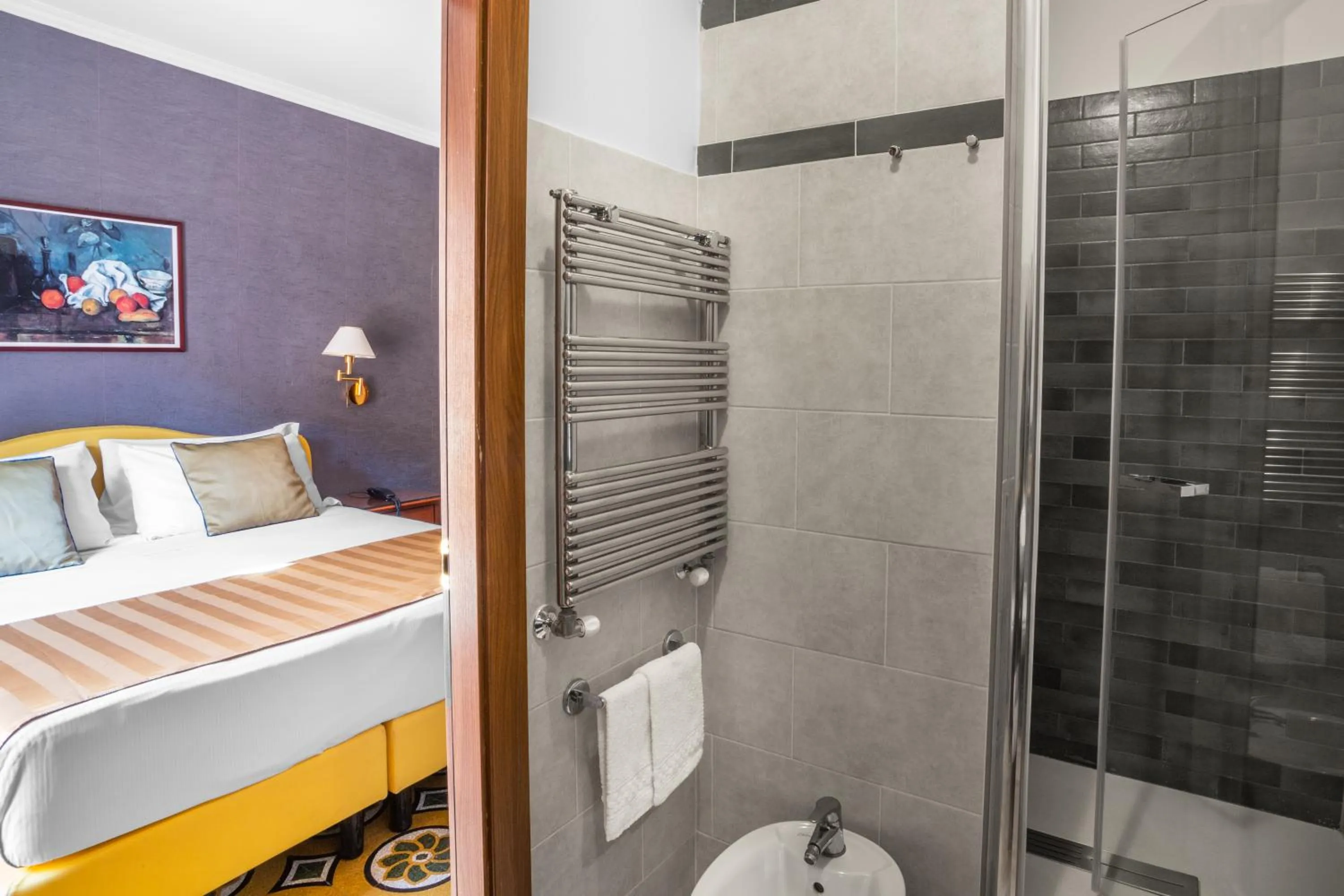 Shower, Bed in Hotel Piazza Di Spagna
