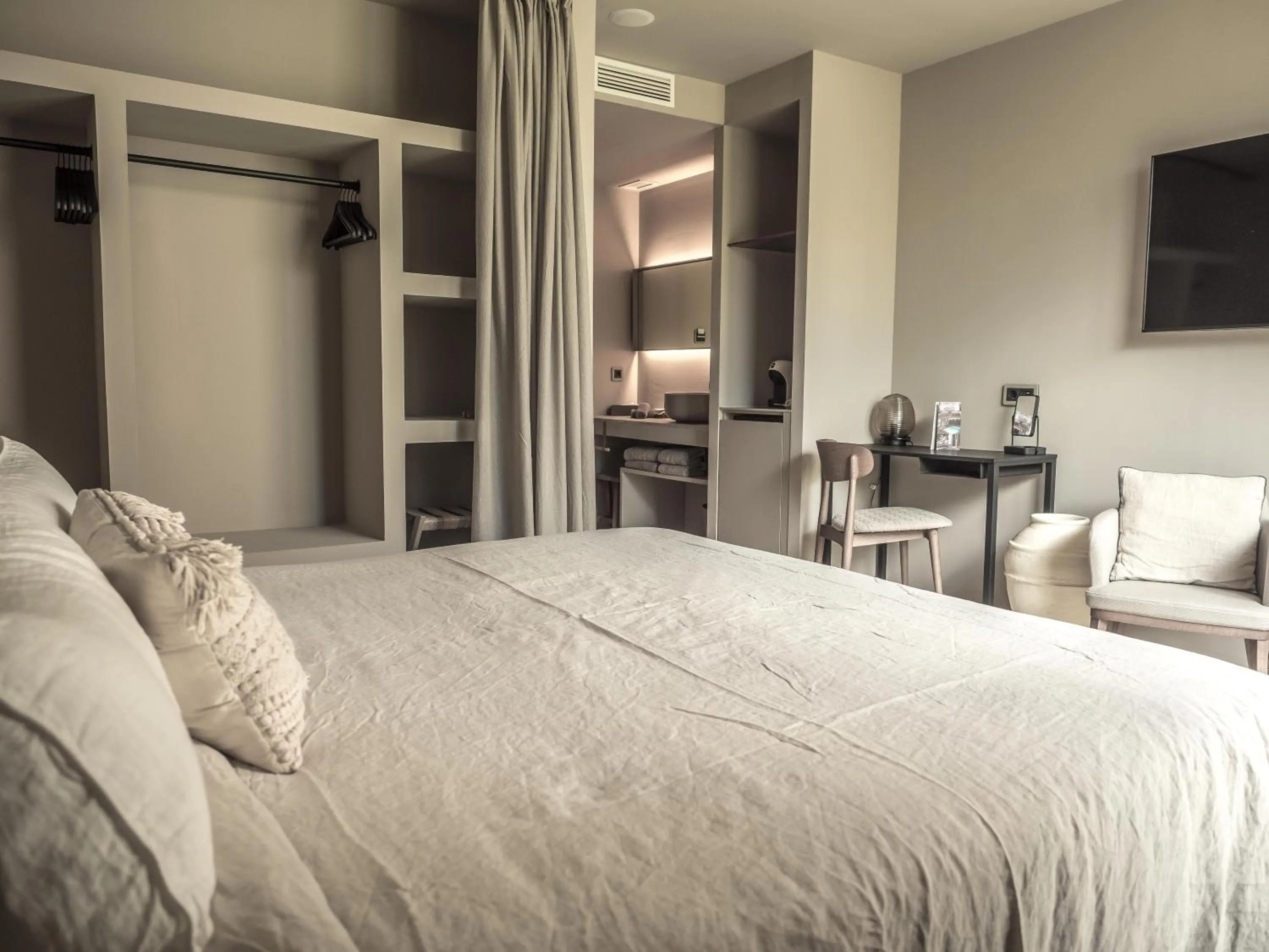 Photo of the whole room, Bed in Barefoot Hotel Mallorca