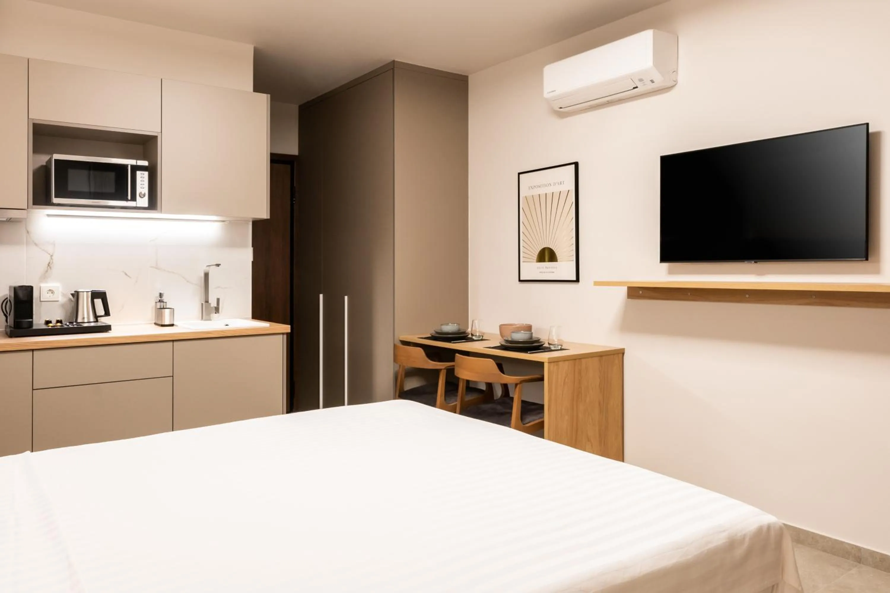 Photo of the whole room, Bed in Empress Luxury Residences