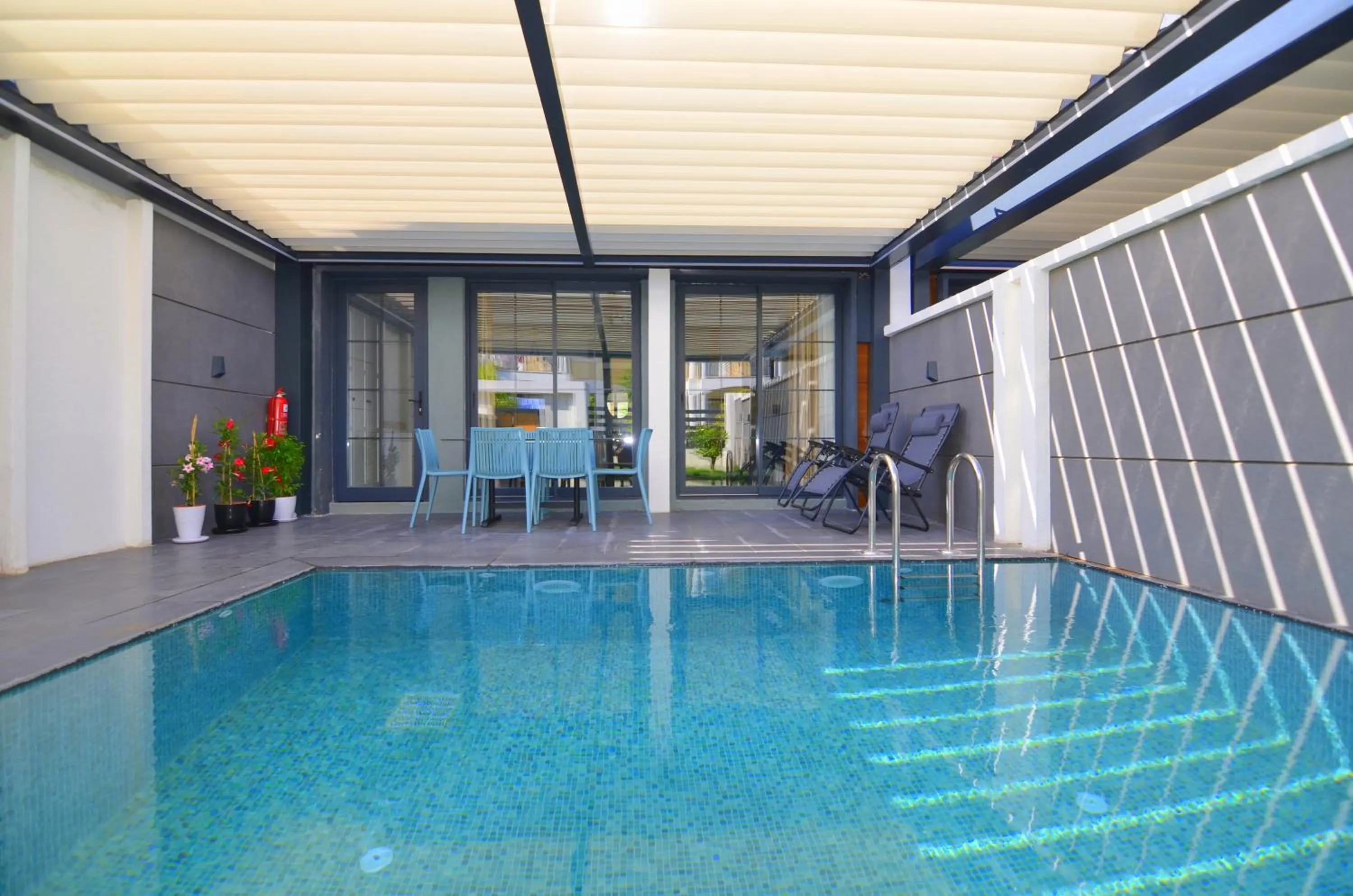 Swimming pool in Juglans Suites