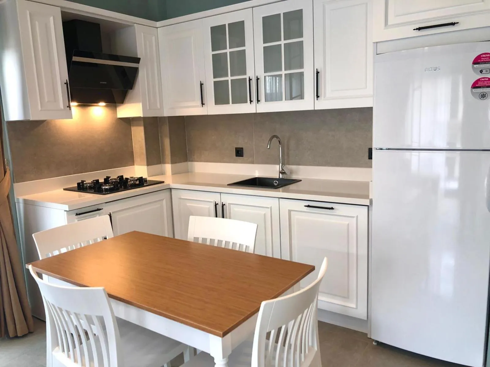 Kitchen or kitchenette in Juglans Suites