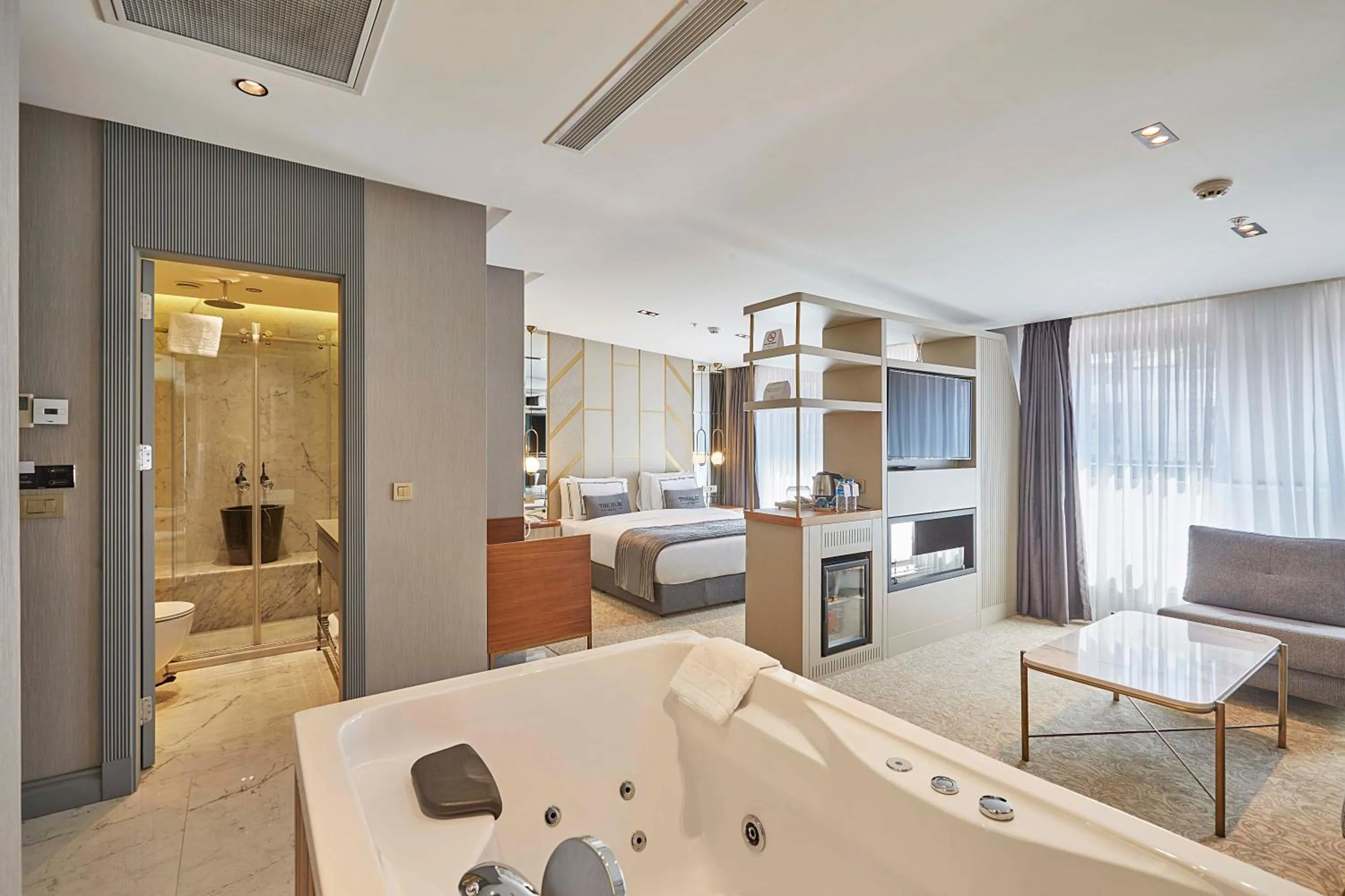 Hot Tub, Bed in THE HUBİ HOTEL