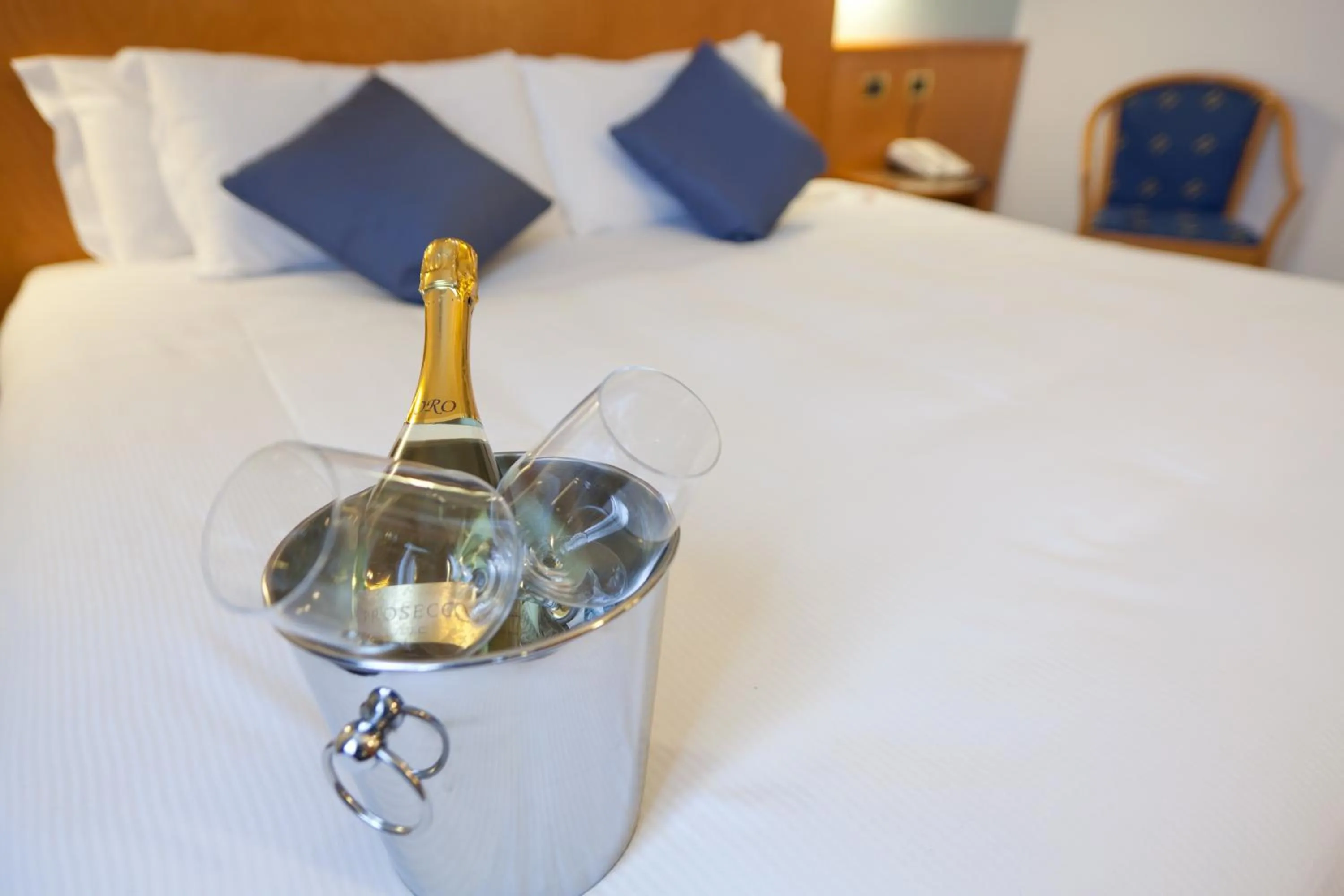 Alcoholic drinks, Bed in UNA HOTELS Occhiobello