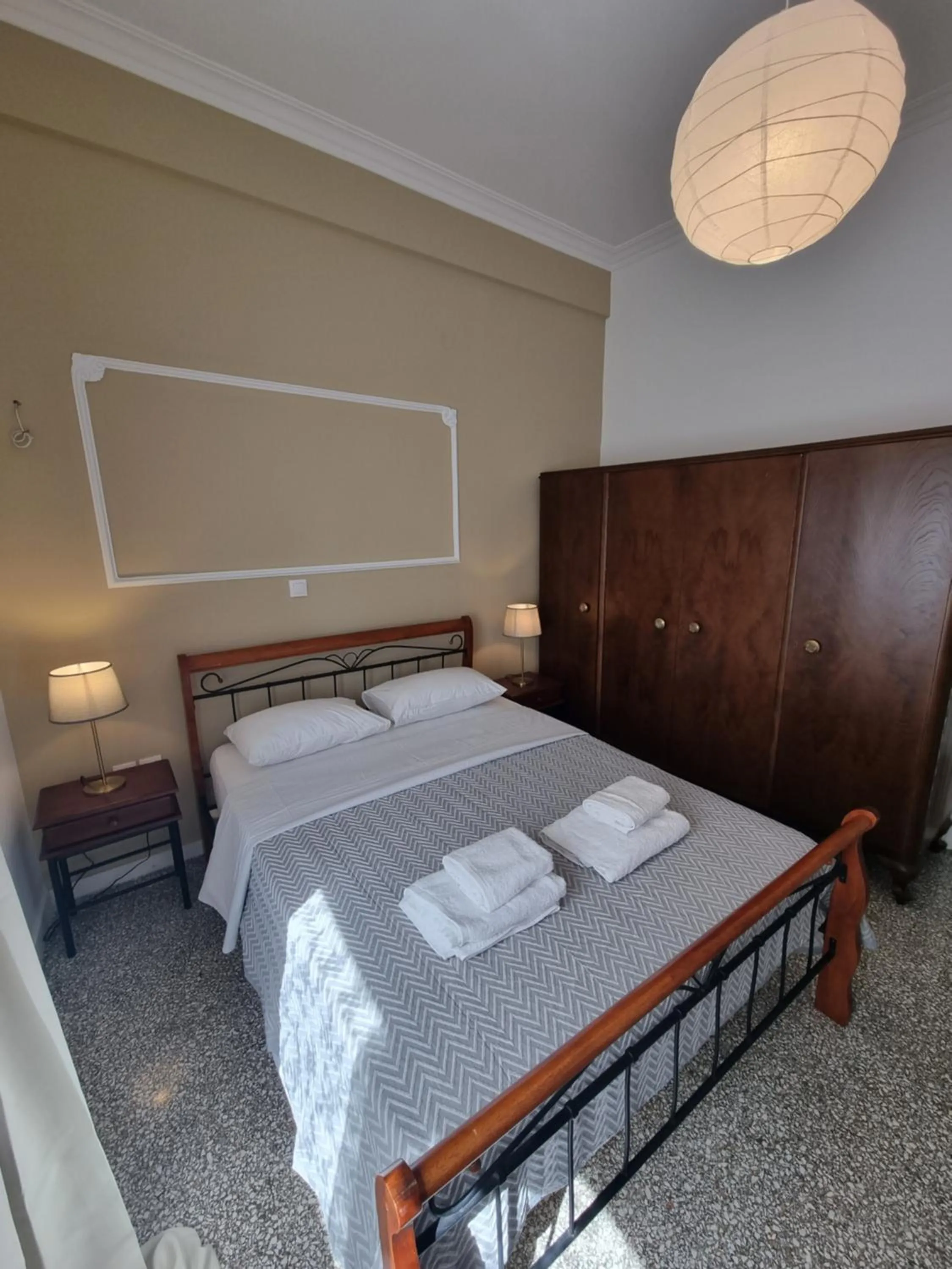 Bed in Hall Apartments & Rooms - by Avelink