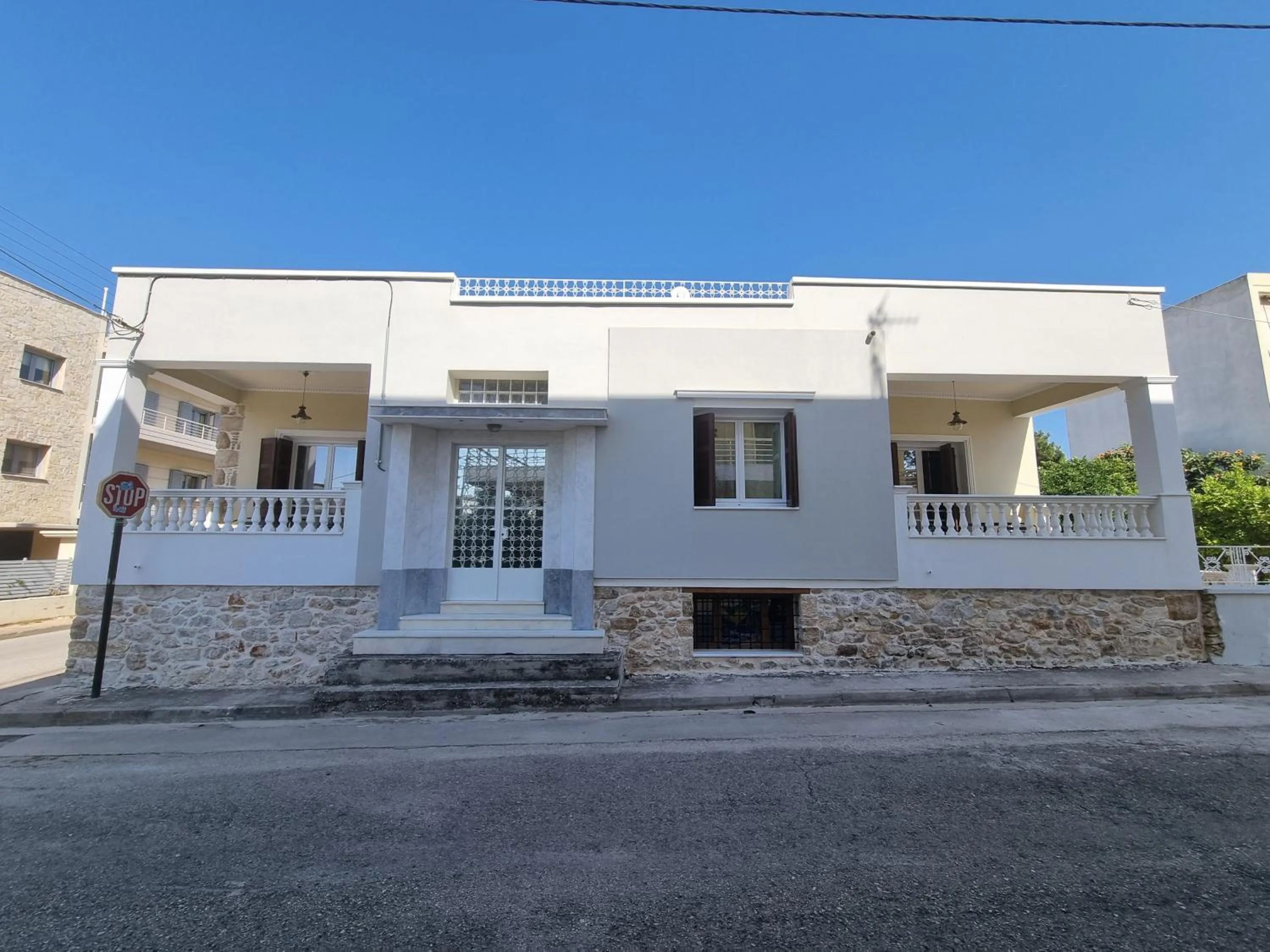 Property building in Hall Apartments & Rooms - by Avelink