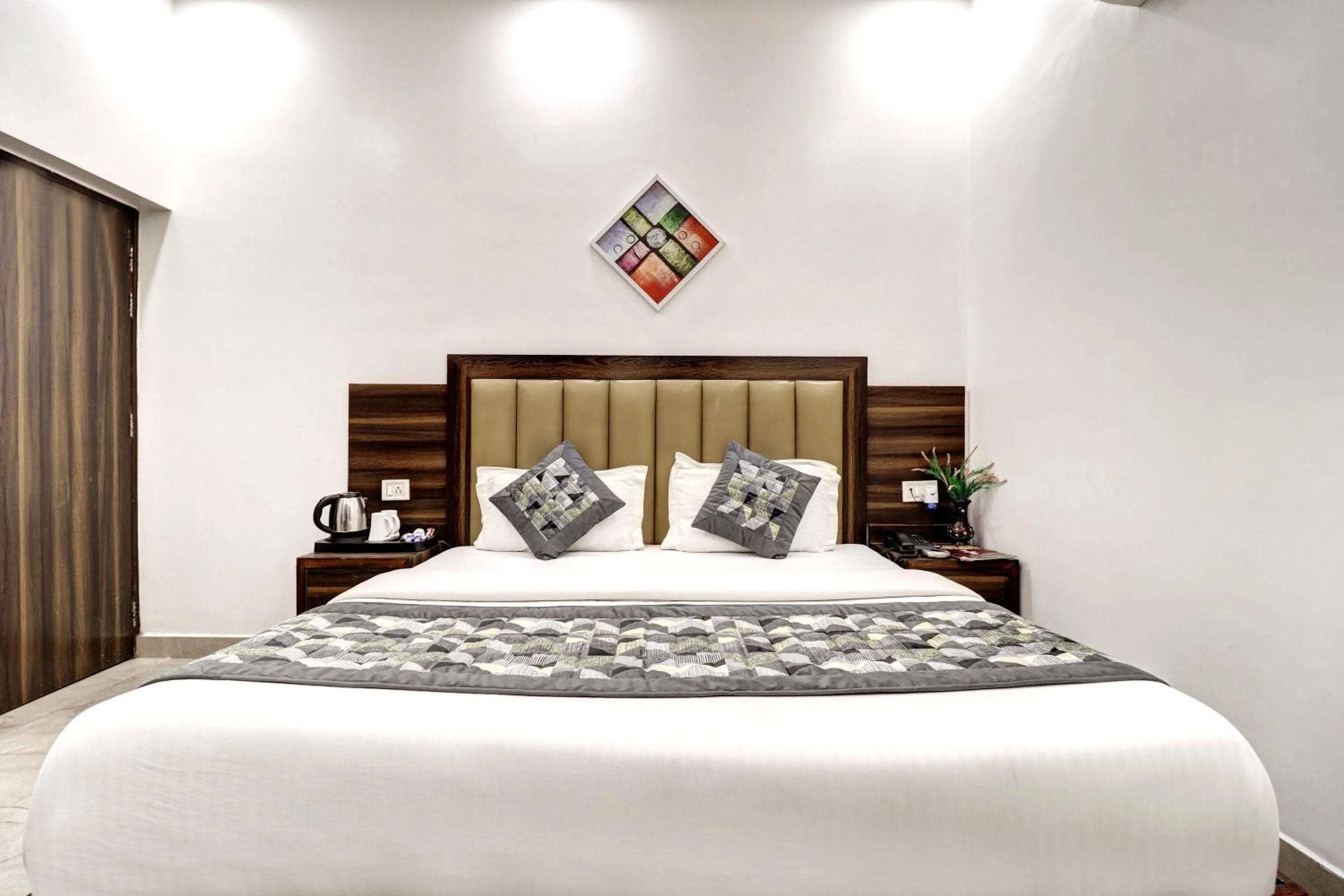 Bed in Hotel Emporio Dx - New Delhi Railway Station - Paharganj