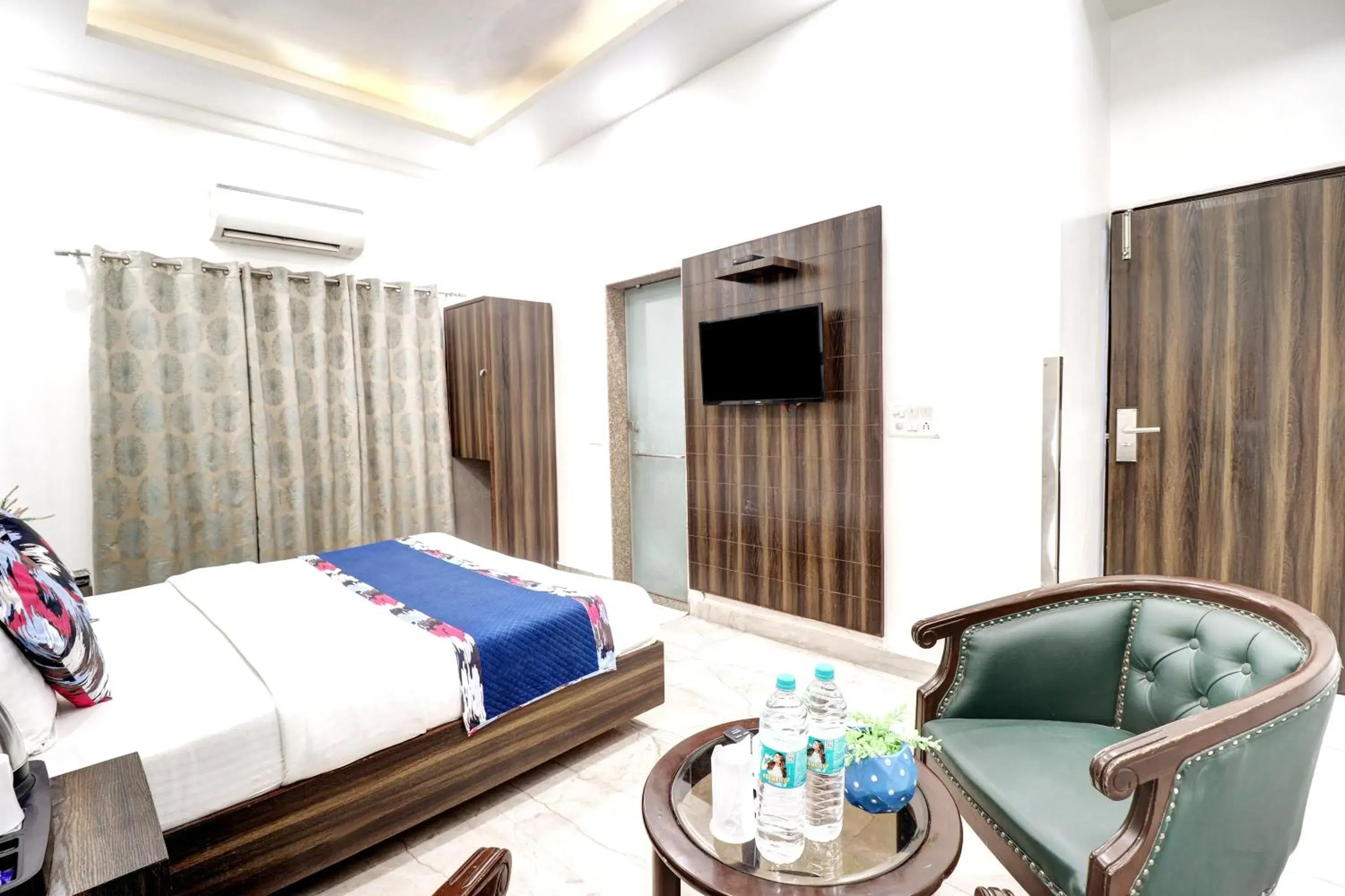 Bed in Hotel Emporio Dx - New Delhi Railway Station - Paharganj Bed in Hotel Emporio Dx - New Delhi Railway Station - Paharganj